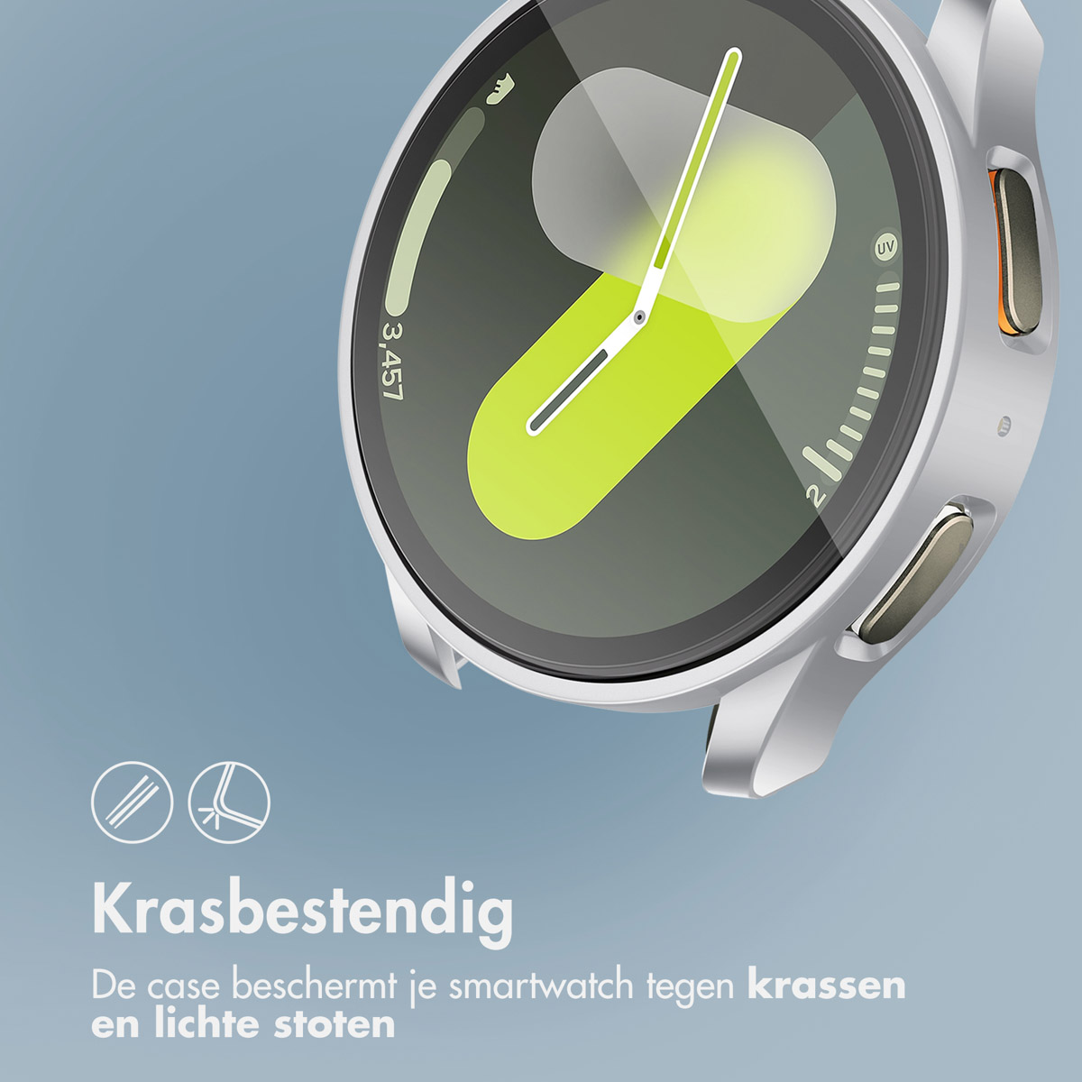 Een zilveren smartwatch, die tijd en gezondheidsgegevens weergeeft. Het heeft een groen-witte wijzerplaat op blauwe achtergrond.