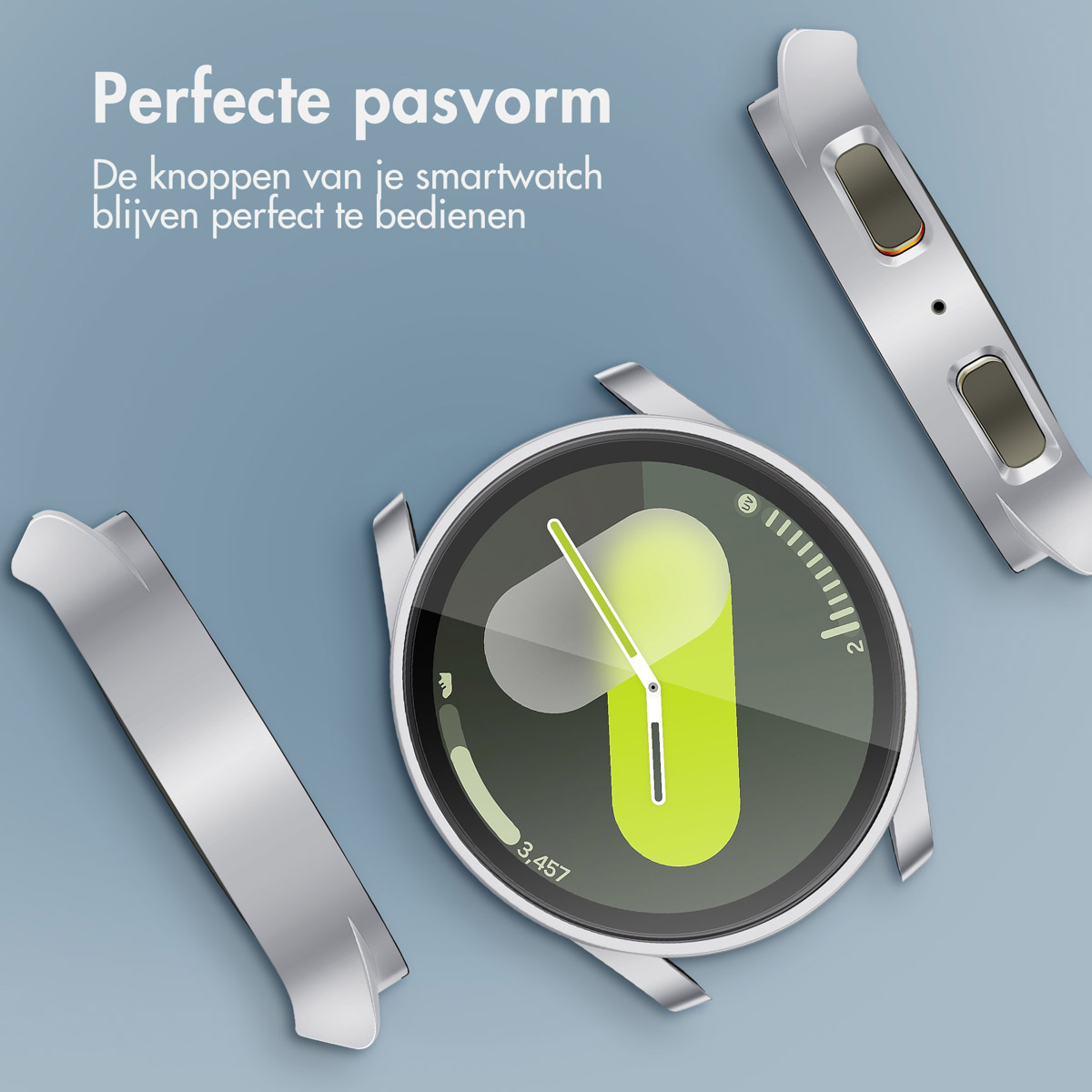 Een smartwatch met zilveren band en kast op een blauwe achtergrond.