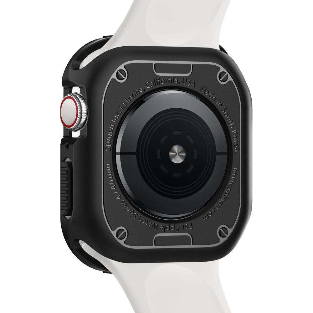 Retro di un Apple Watch nero in una custodia bianca e nera.