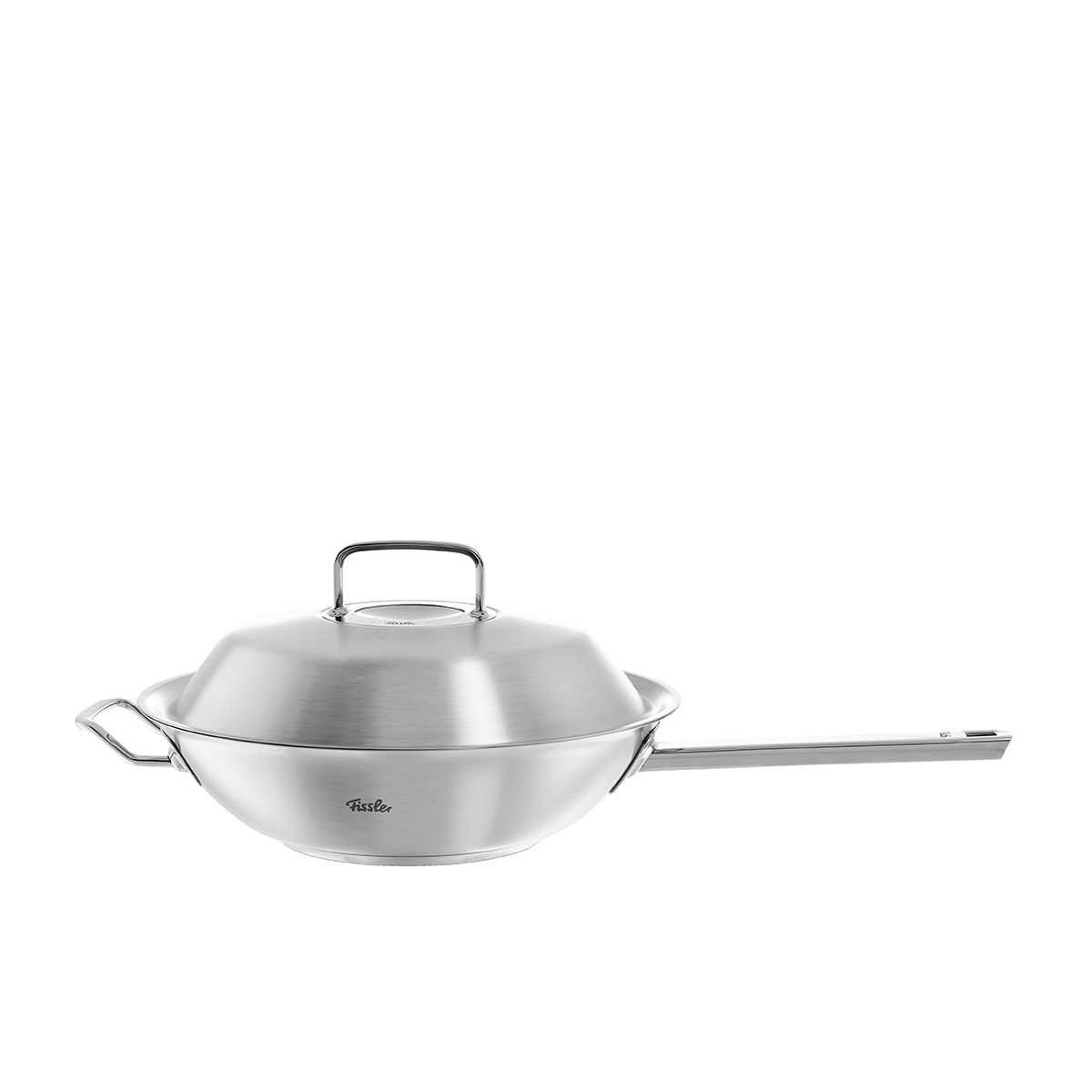 Wok in acciaio inossidabile con coperchio. Il manico è visibile. Lo sfondo è bianco.