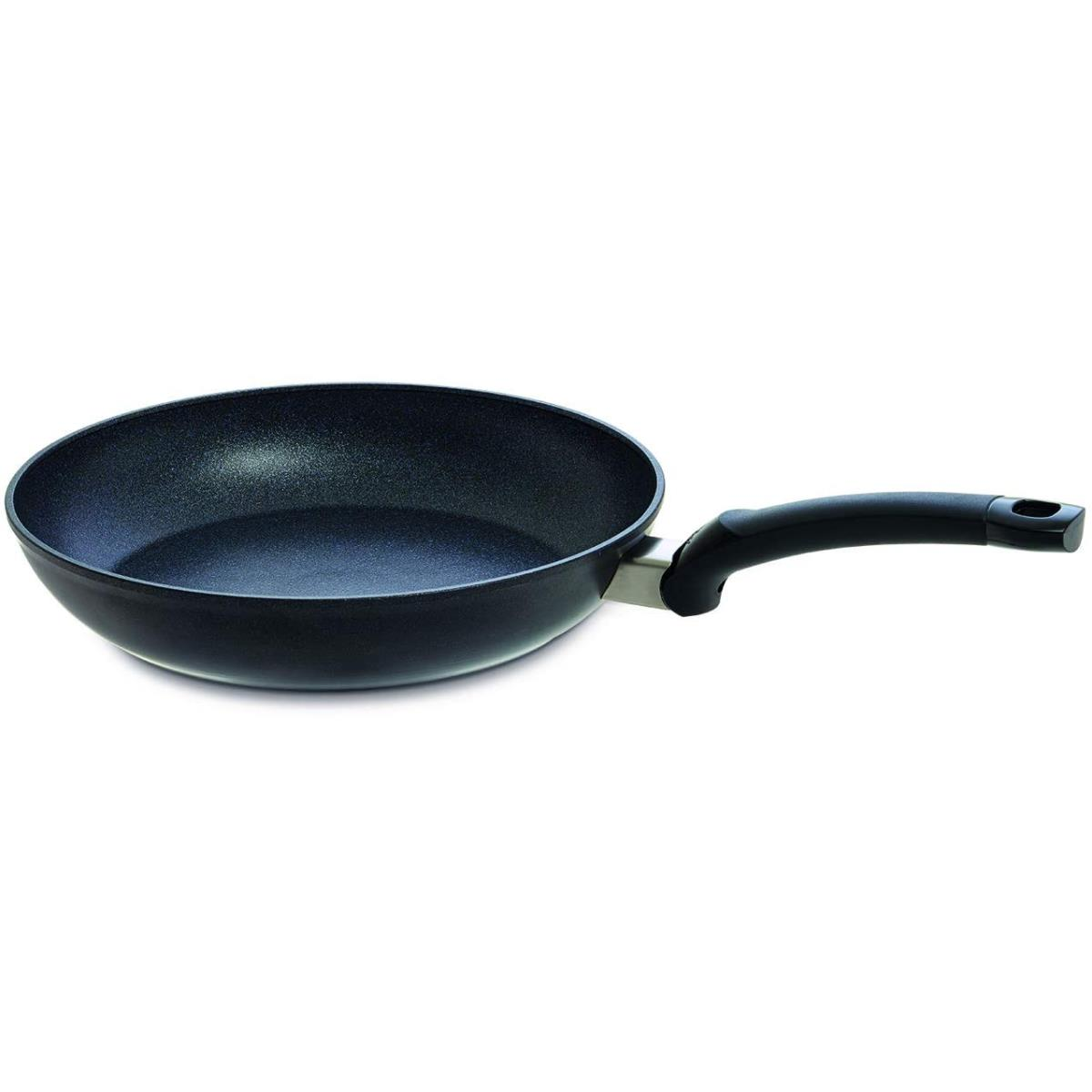 Una padella nera con manico nero. È posta su sfondo bianco.