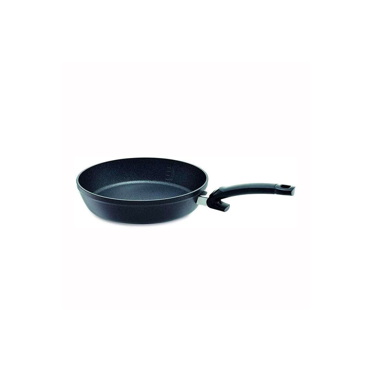 Padella nera con un lungo manico nero su sfondo bianco.