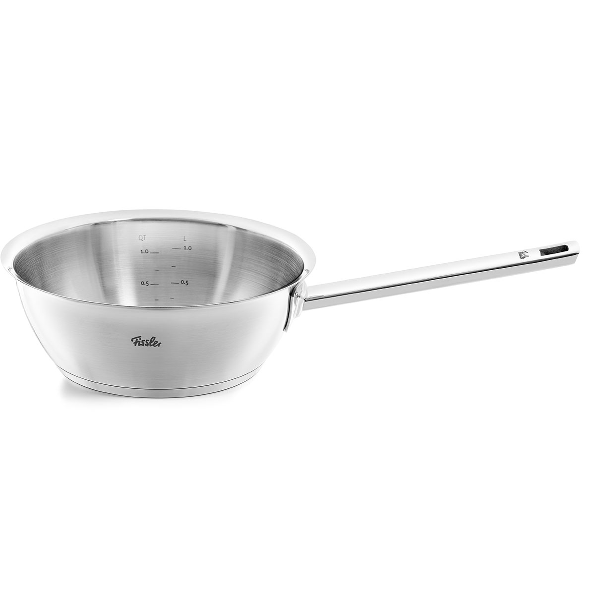 Casseruola in acciaio inox con manico lungo, angolata verso sinistra su sfondo bianco.