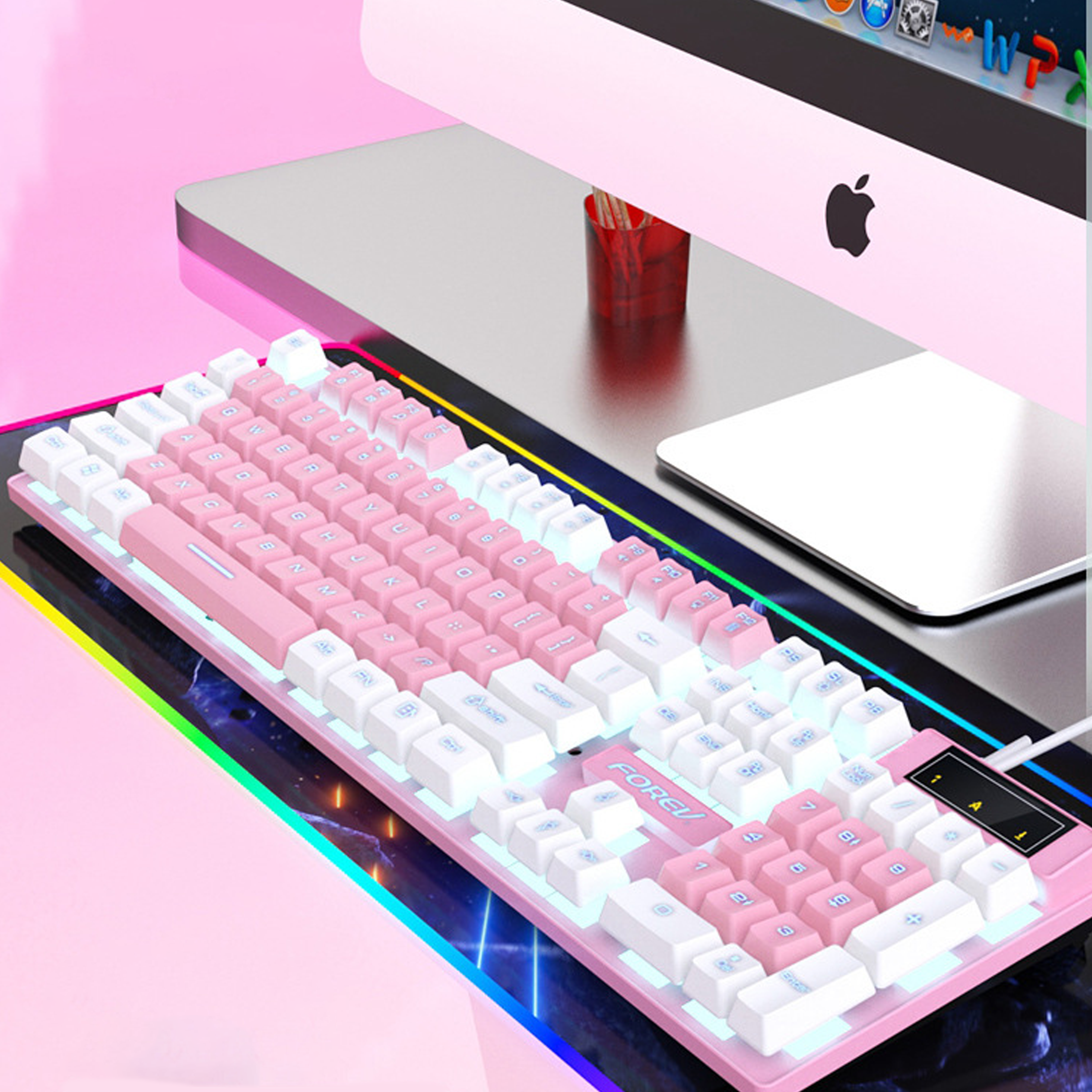 Rosa Tastatur mit weißen Tasten und ein Monitor. Der Hintergrund ist pink und leuchtend.