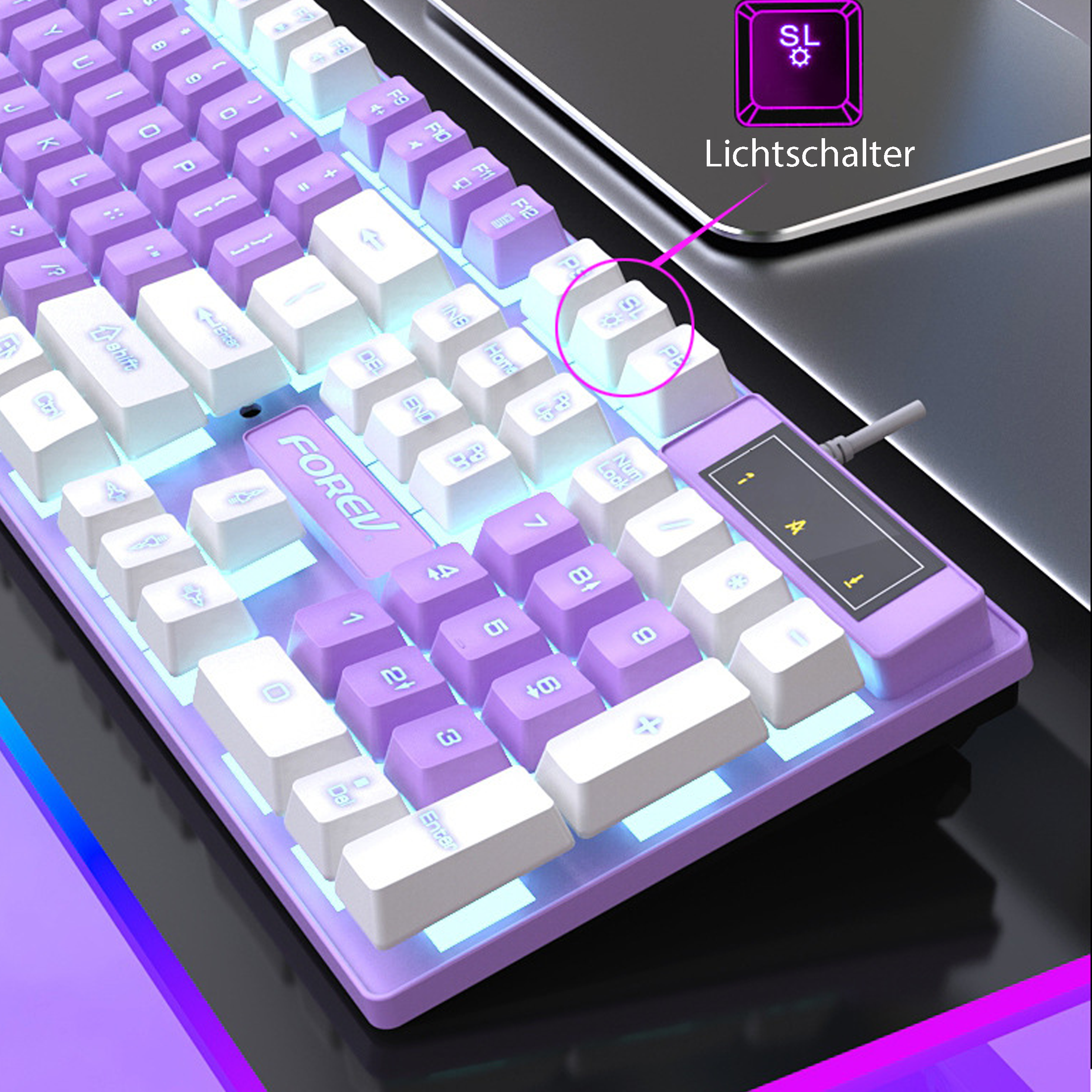 Nahaufnahme einer lila Tastatur mit weißen und lila Tasten, beleuchtet mit blauem Licht.