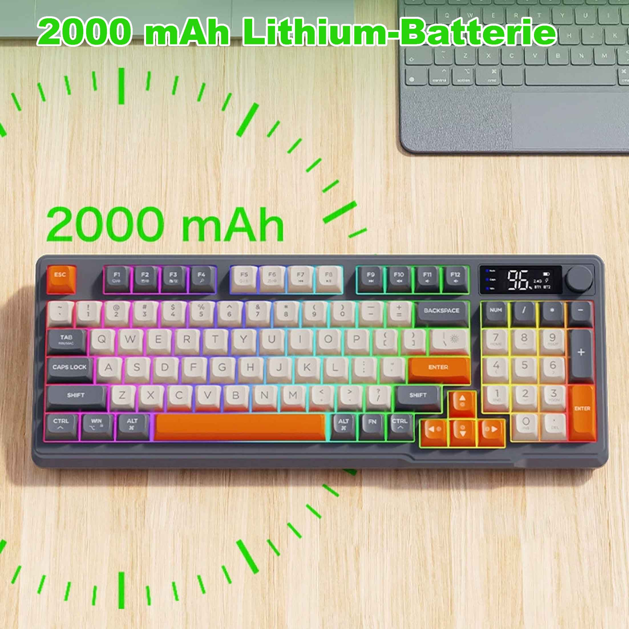 Widok z góry szarej klawiatury mechanicznej z kolorowymi klawiszami na drewnianej powierzchni.