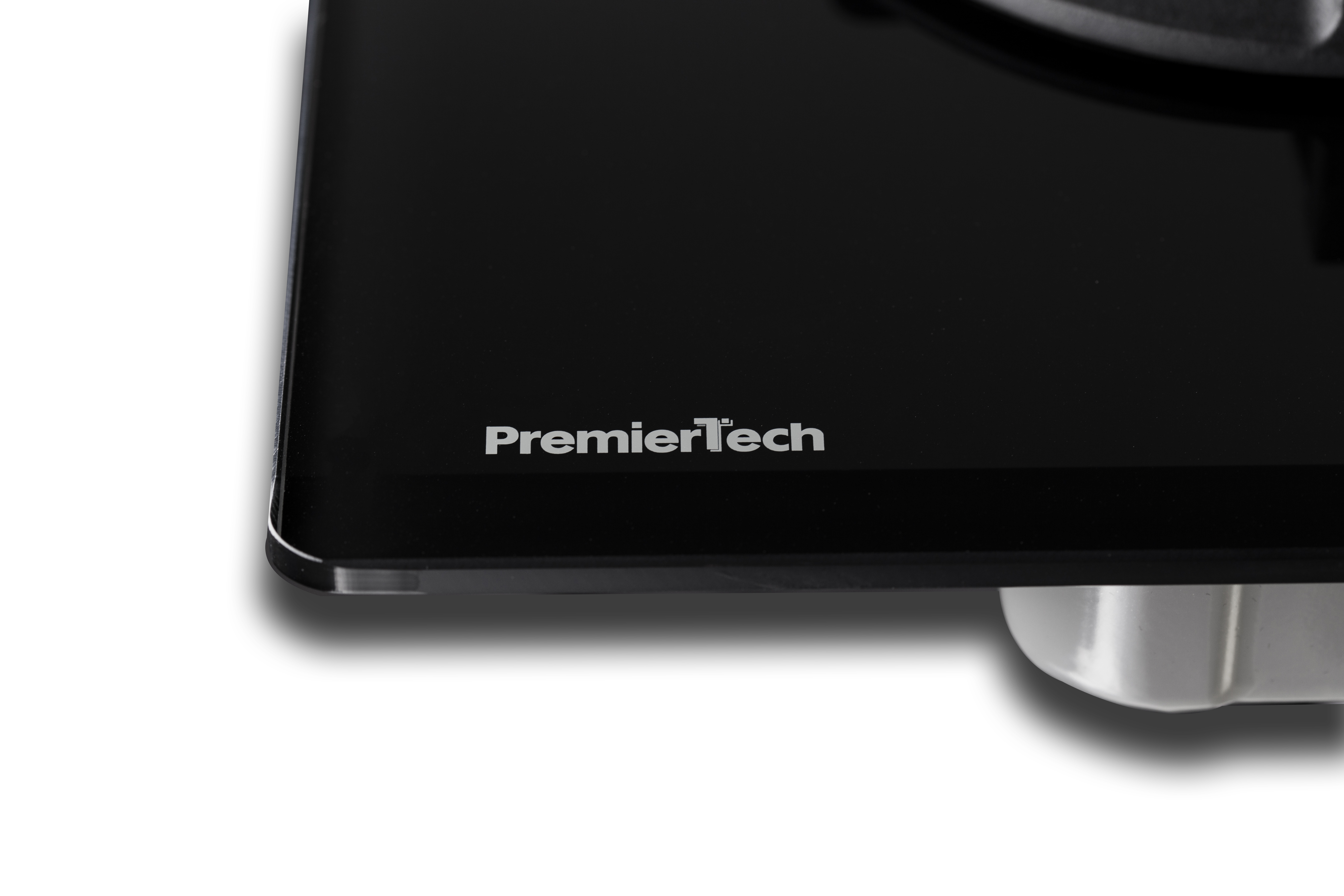 Primo piano di un angolo di un fornello a gas. Il logo PremierTech è visibile.