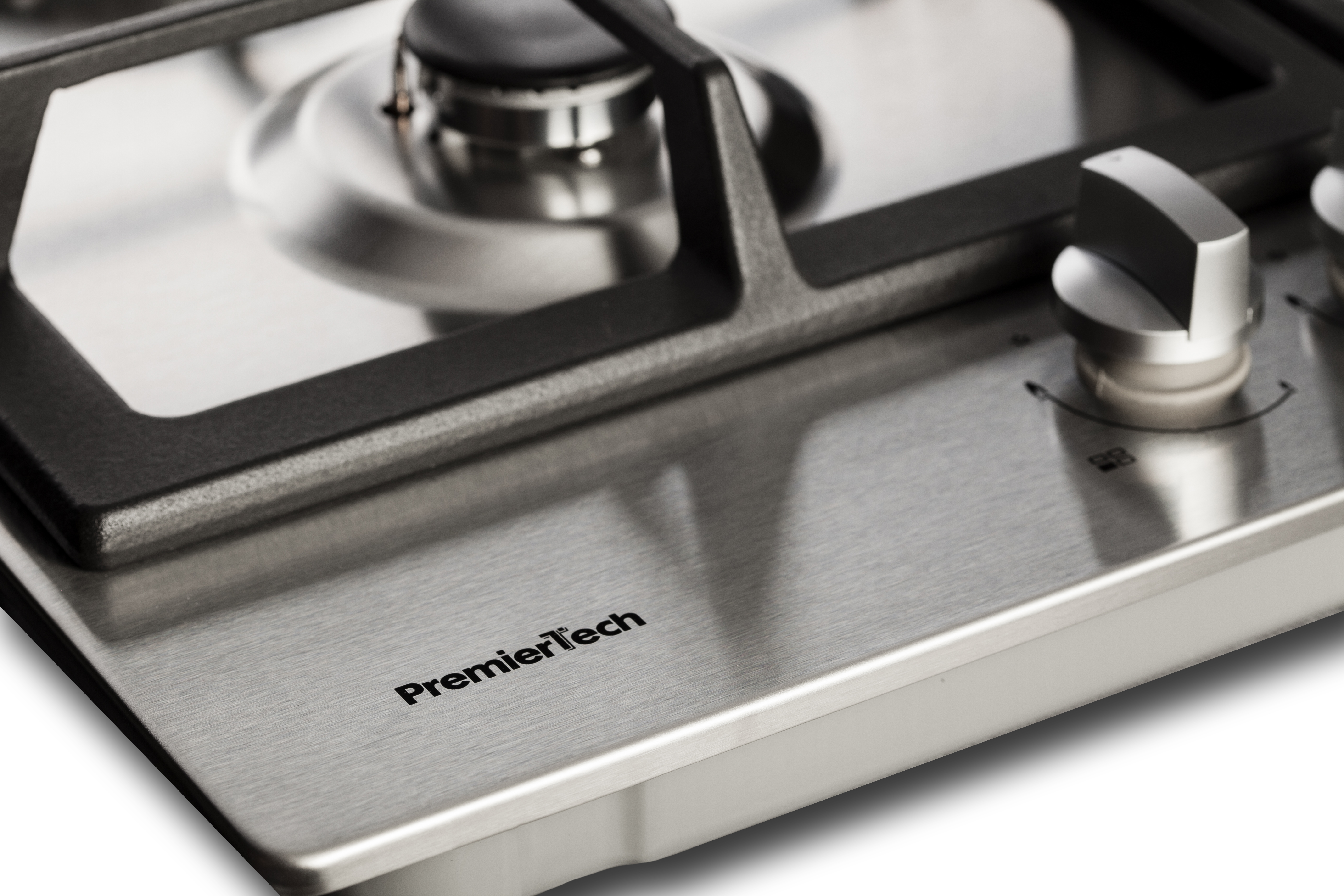 Primo piano della superficie e dei comandi di un fornello a gas PremierTech.