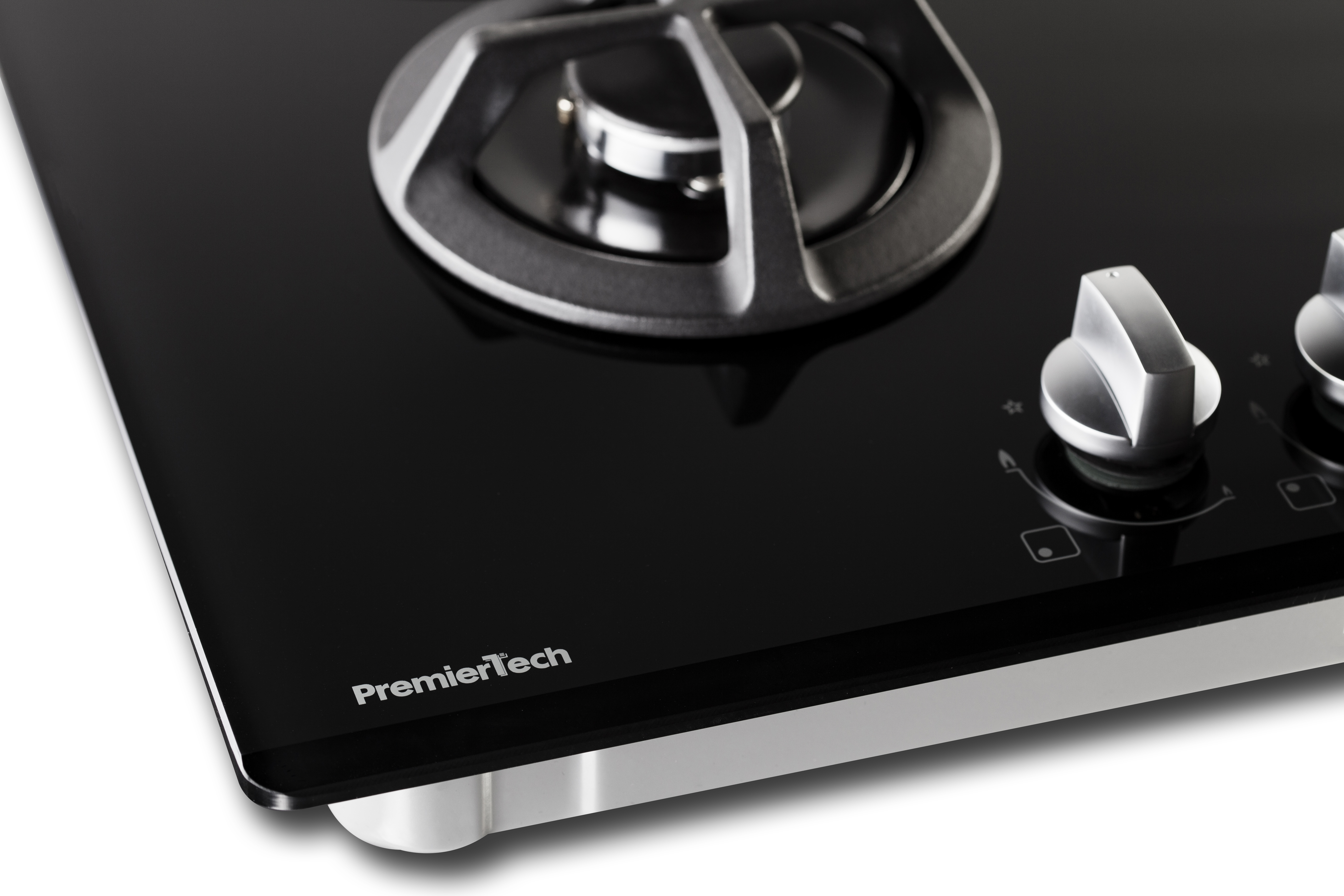 Primo piano di un piano cottura nero con il logo Premiertech nell'angolo in basso a sinistra.