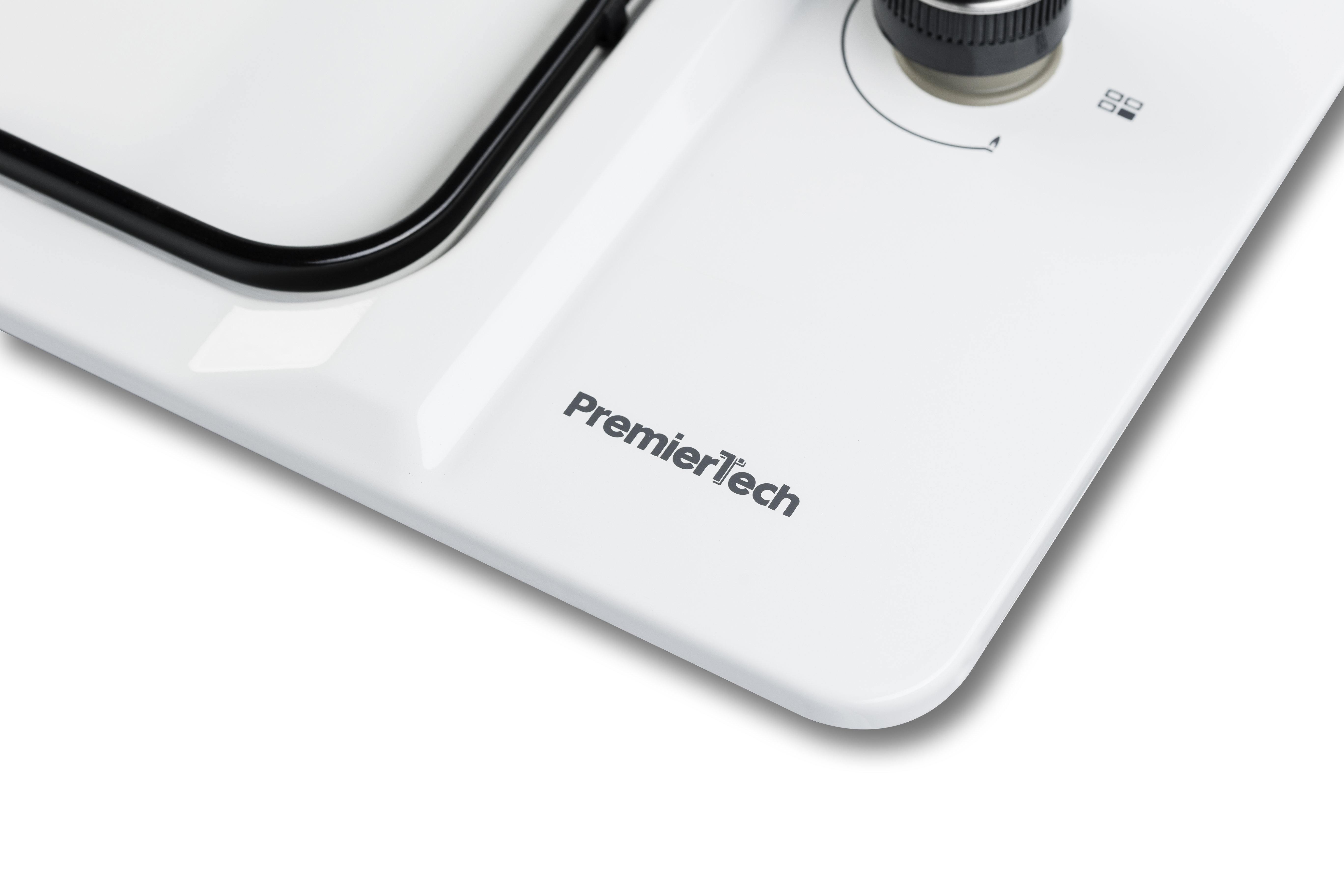 Primo piano di un piano cottura bianco con il logo Premiertech in basso. È presente un bordo nero.