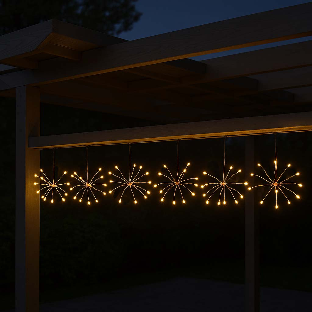 Sechs sternförmige Lichter hängen nachts in einer Reihe unter einer Holzkonstruktion. Dunkler Hintergrund.