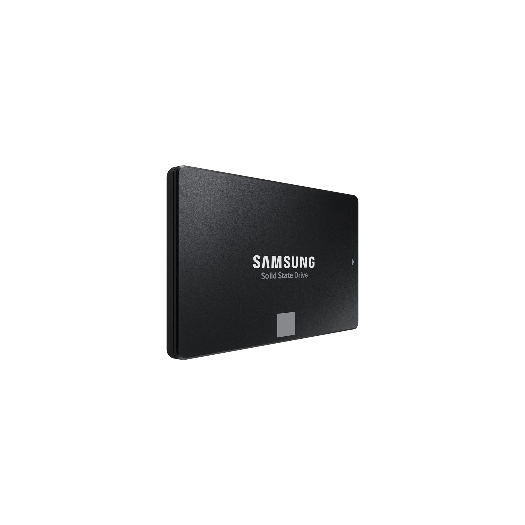 Czarny dysk SSD Samsung, dysk półprzewodnikowy, pod kątem na białym tle.