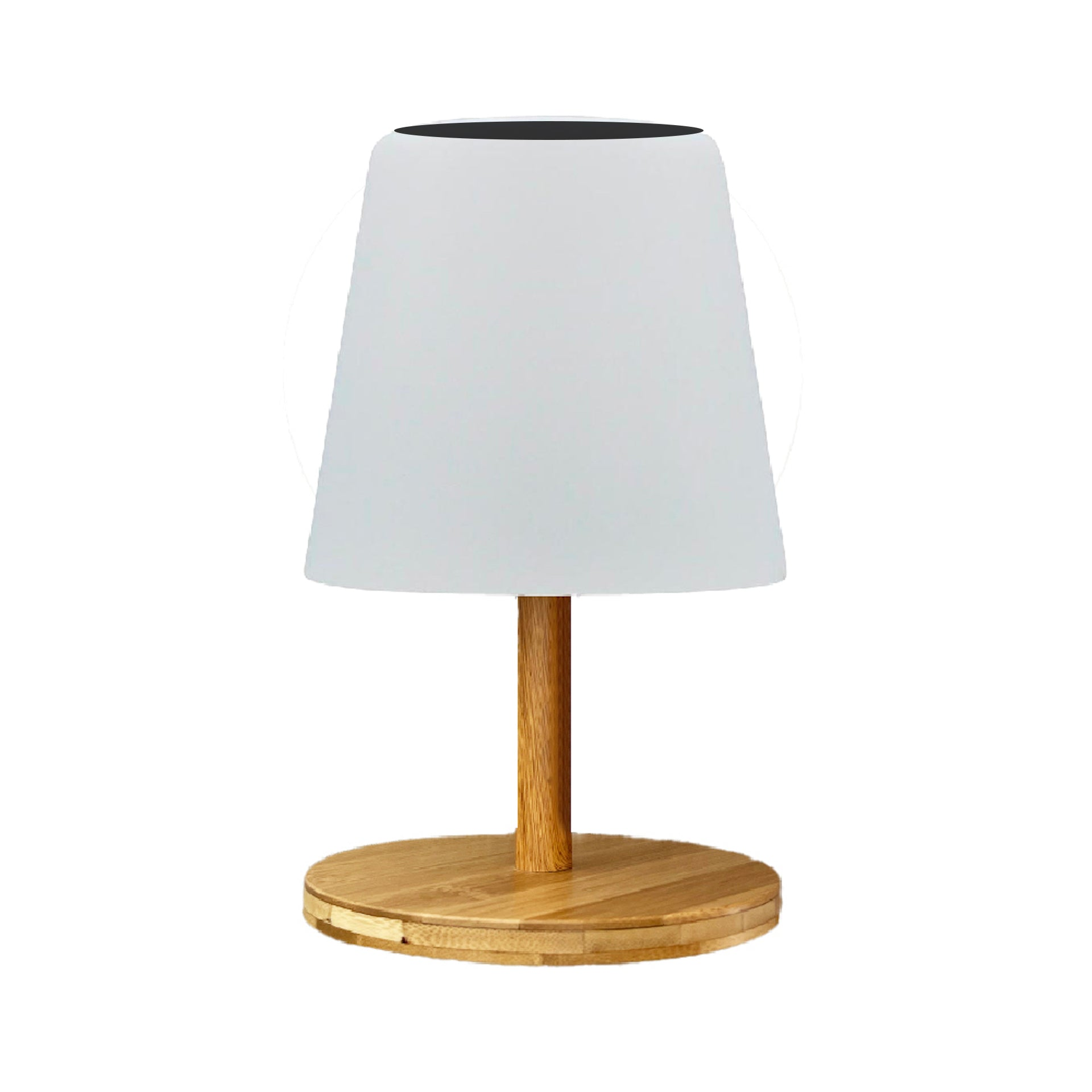 Weiße Tischlampe mit Holzfuß und -schaft. Der Lampenschirm ist weiß. Der Hintergrund ist weiß.