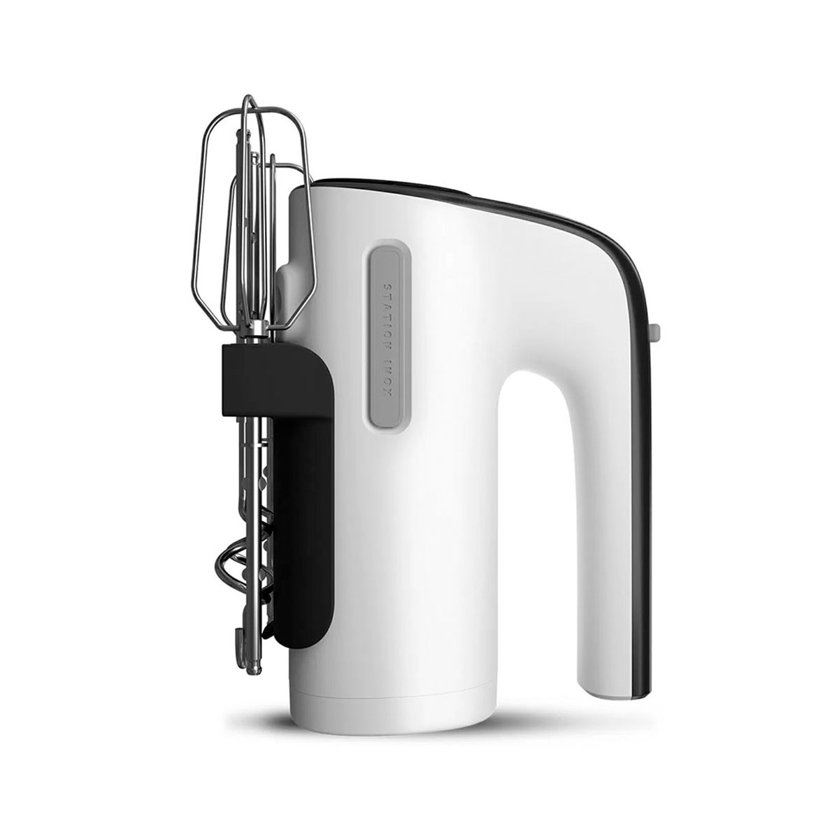 Biały mikser ręczny z czarnymi akcentami. Ubijaczki są po lewej stronie, podłączone do miksera.