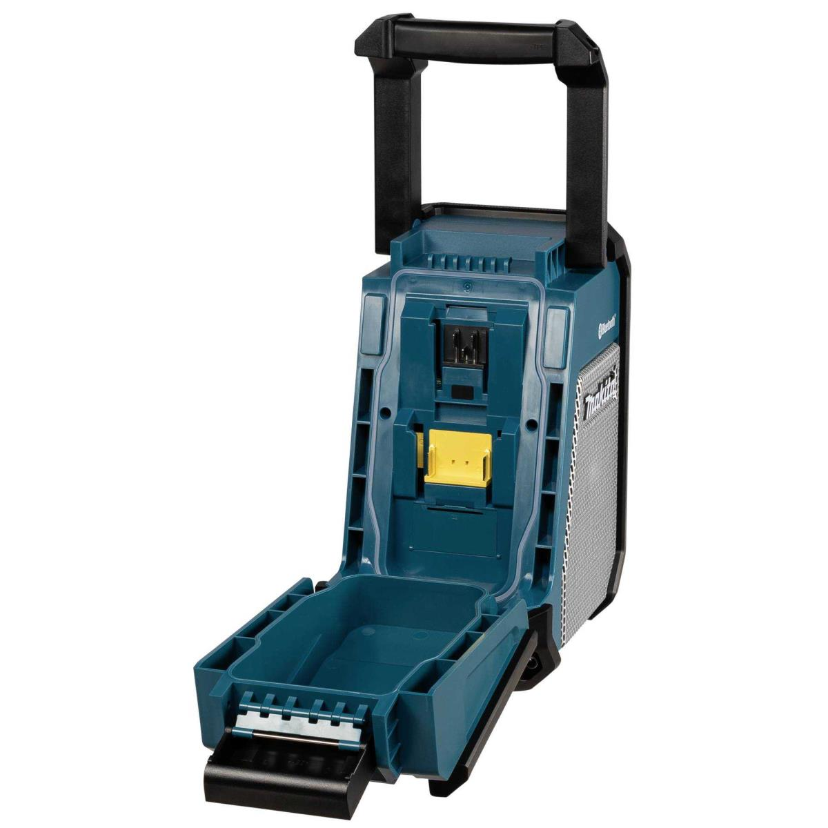 Turkusowo-czarne radio Makita. Ma otwartą komorę. Białe tło.