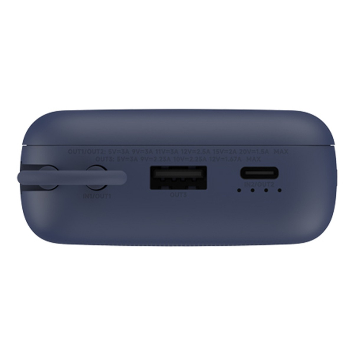 Zbliżenie portów i etykiet ciemnoniebieskiego power banku. Widoczne USB, wejście/wyjście i inne specyfikacje.