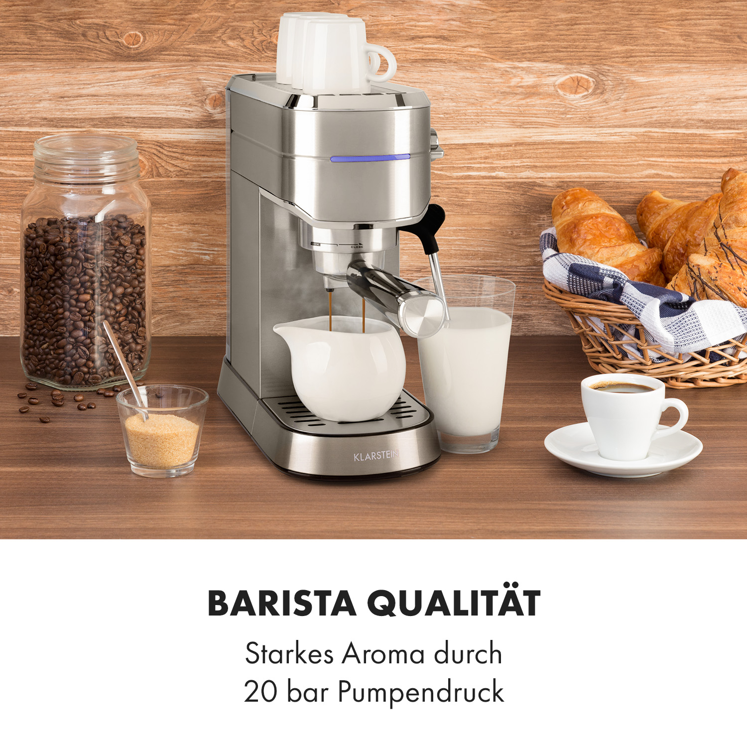 Espressomaschine auf Holztisch mit Kaffee, Milch und Croissants.