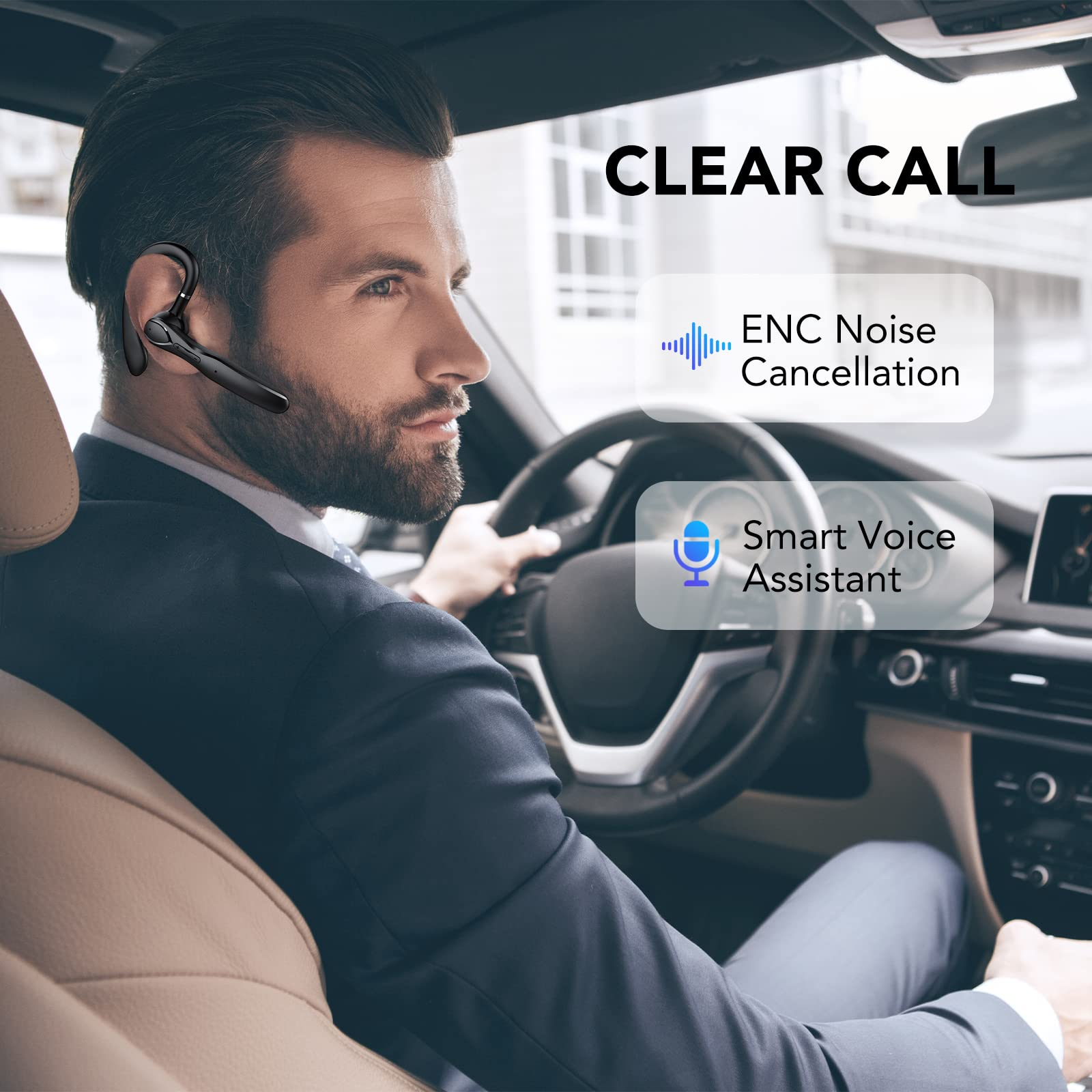 Mann fährt Auto mit Headset. Text: Clear Call, ENC Noise Cancellation, Smart Voice Assistant. Im Inneren des Autos.