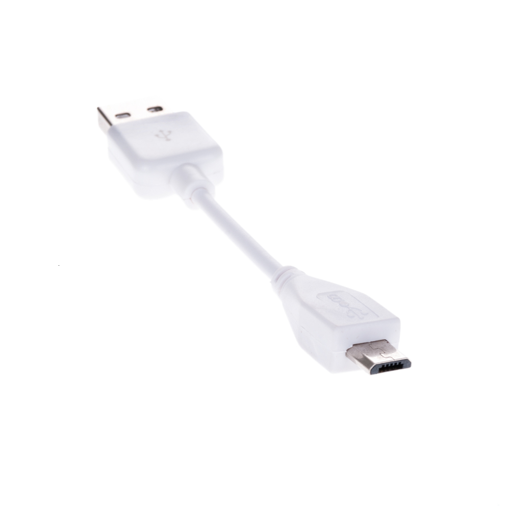 Cable USB blanco con conector micro-USB. Está aislado sobre fondo blanco.