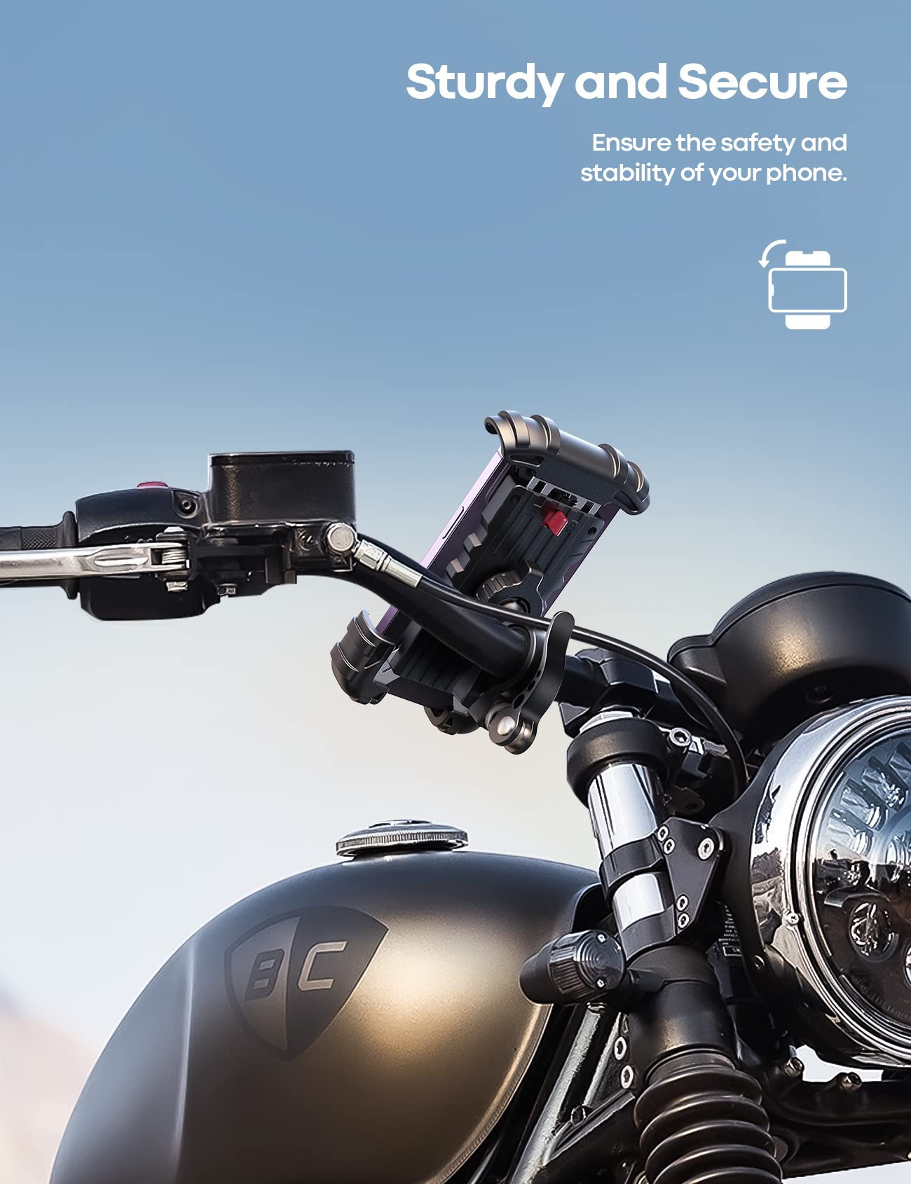 Motorradlenkerhalterung mit Telefon. Das Telefon ist sicher befestigt, mit klarer Sicht auf den Bildschirm.