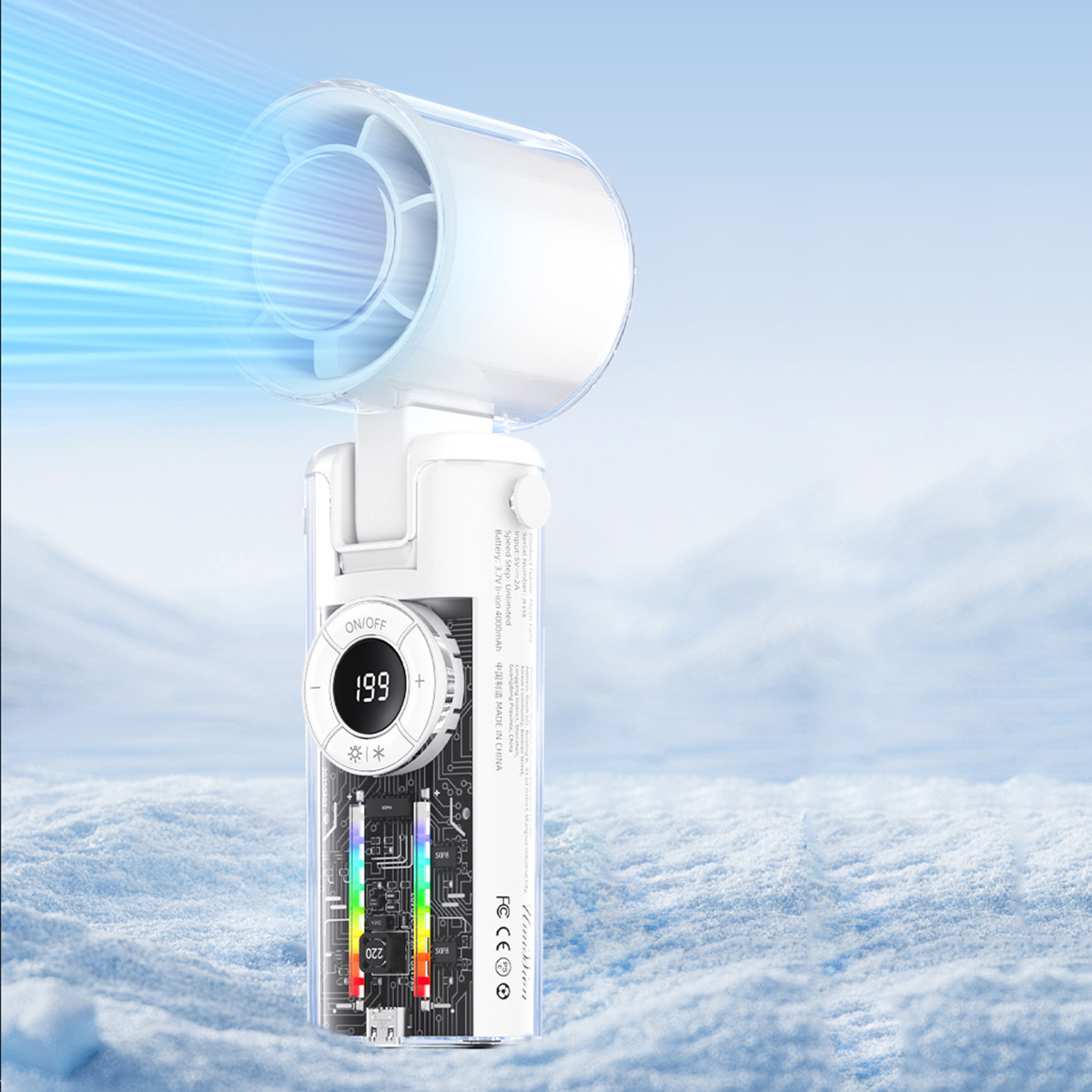 Un ventilatore portatile bianco con display digitale, che emette aria blu. Sfondo nevoso.