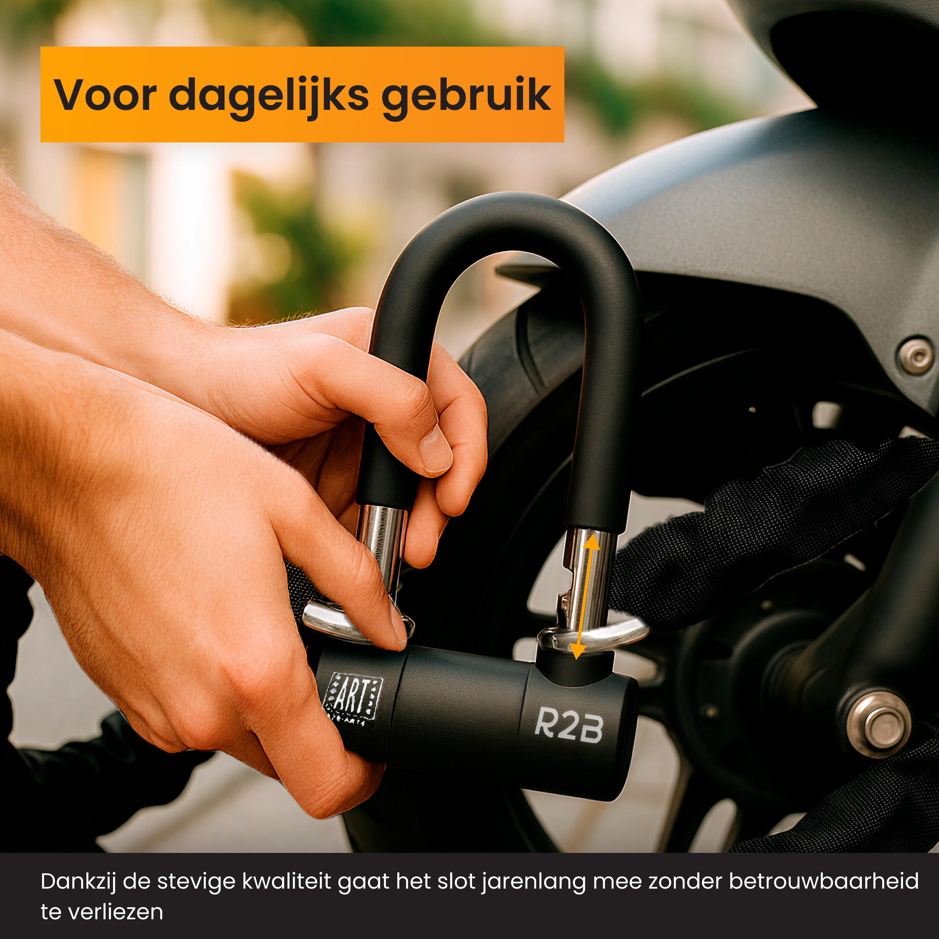 Hands securing a black lock on a motorcycle. Text says 'Voor dagelijks gebruik' and 'R2B'.