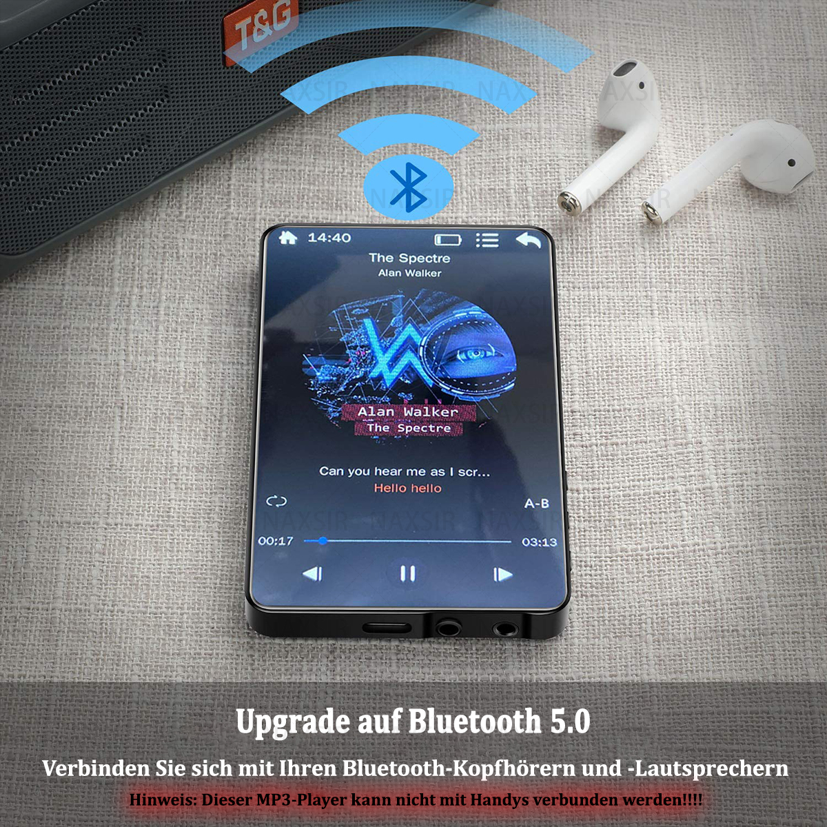 Ein schwarzer MP3-Player mit Bildschirm, der App-Symbole anzeigt. Drahtlose Ohrhörer befinden sich rechts. Eine graue Oberfläche im Hintergrund.