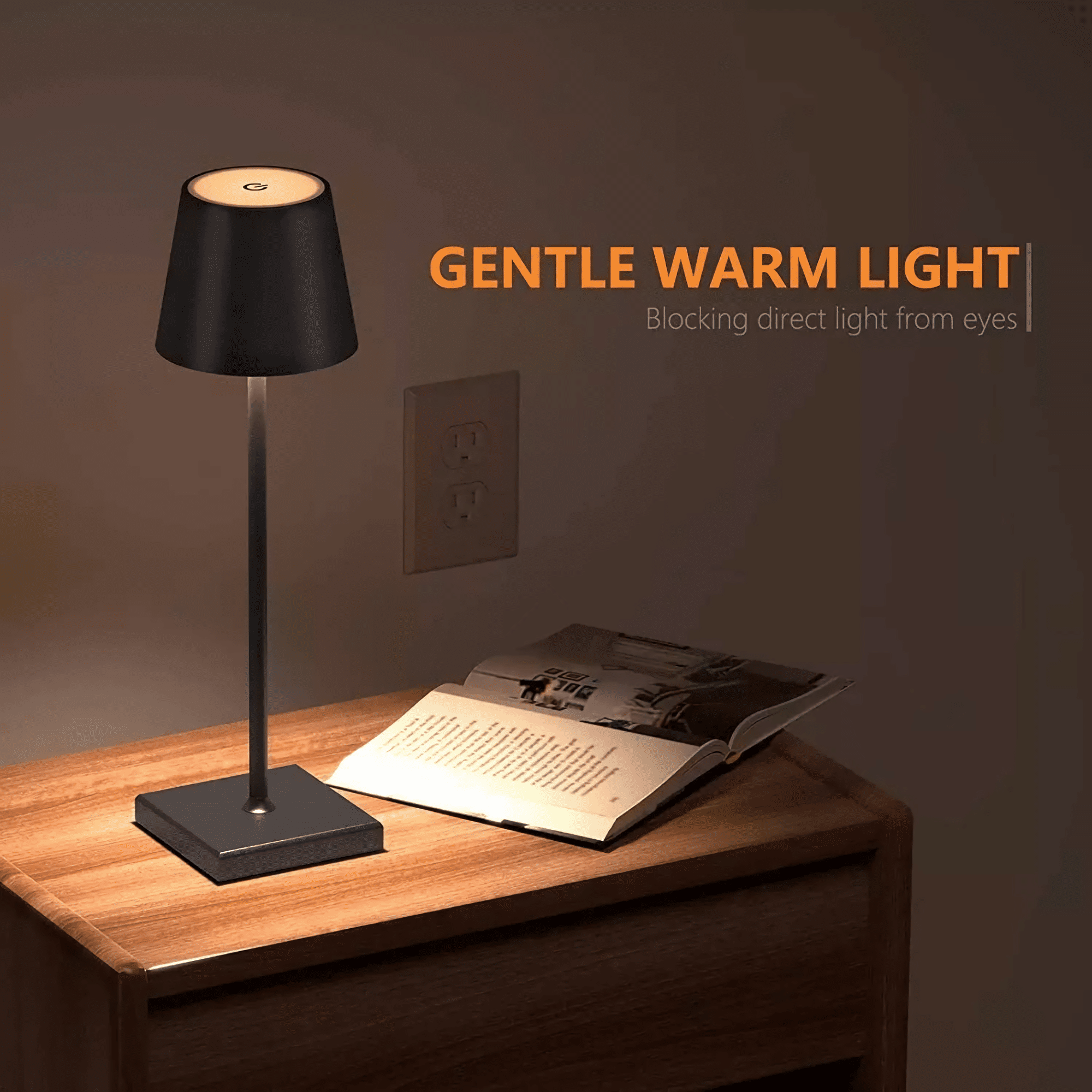 Eine schwarze Lampe auf einem Tisch neben einem offenen Buch. Eine Steckdose ist im Hintergrund sichtbar, mit warmer Beleuchtung.