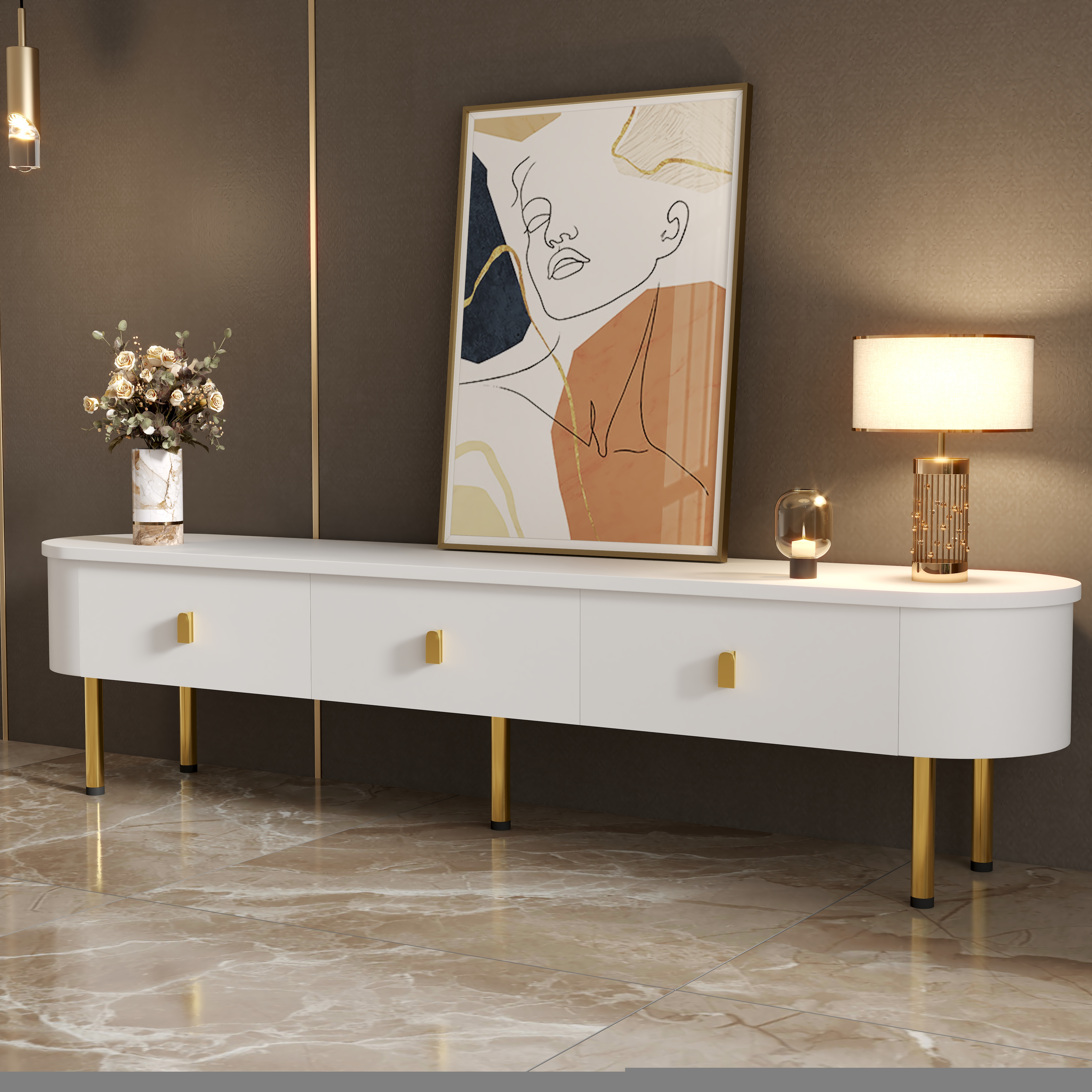 Ein weißer TV-Ständer mit drei Schubladen, goldenen Griffen und Beinen, Lampe und Blumen.