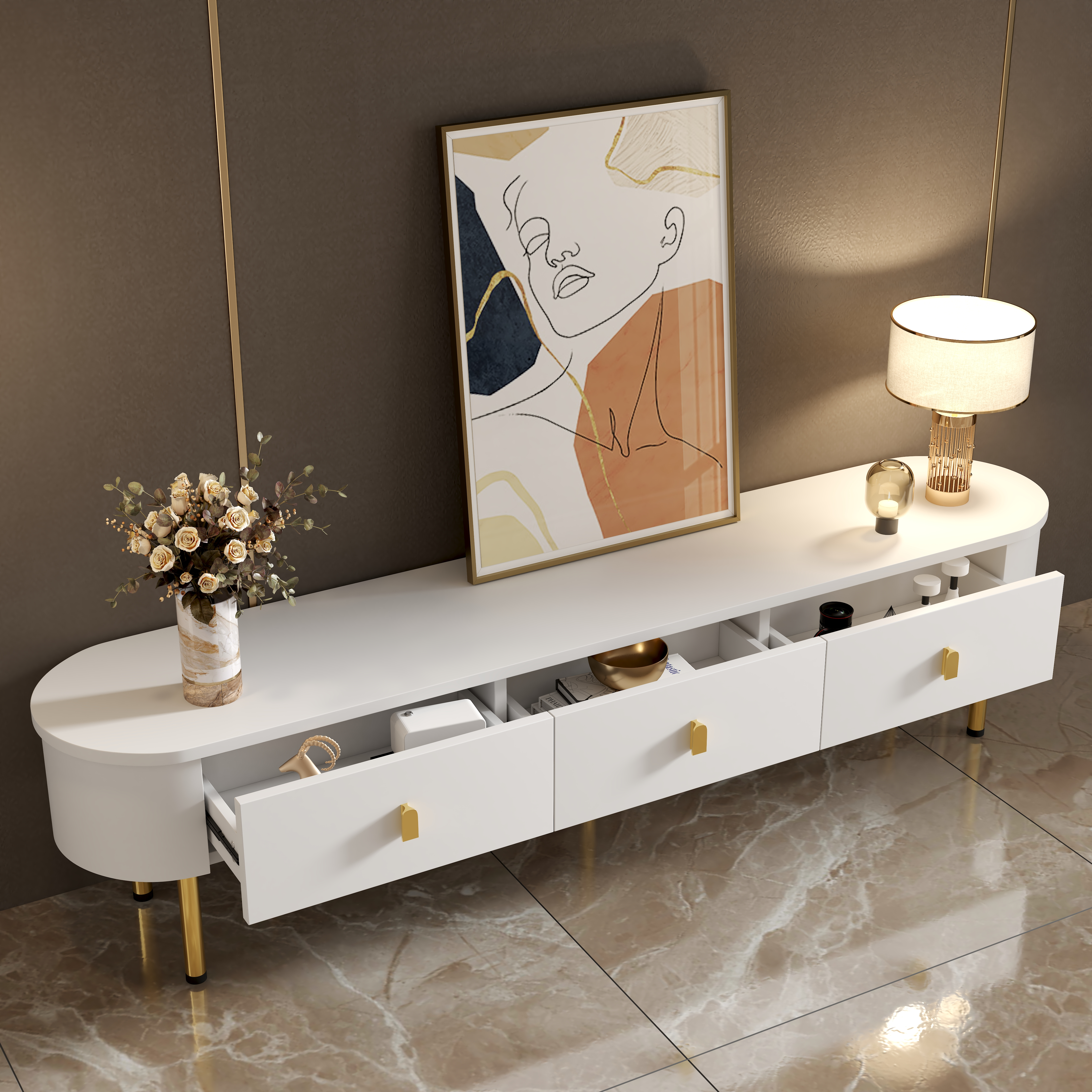 Ein weißer TV-Ständer mit drei Schubladen, goldenen Griffen, goldenen Beinen, Blumen und Lampe.