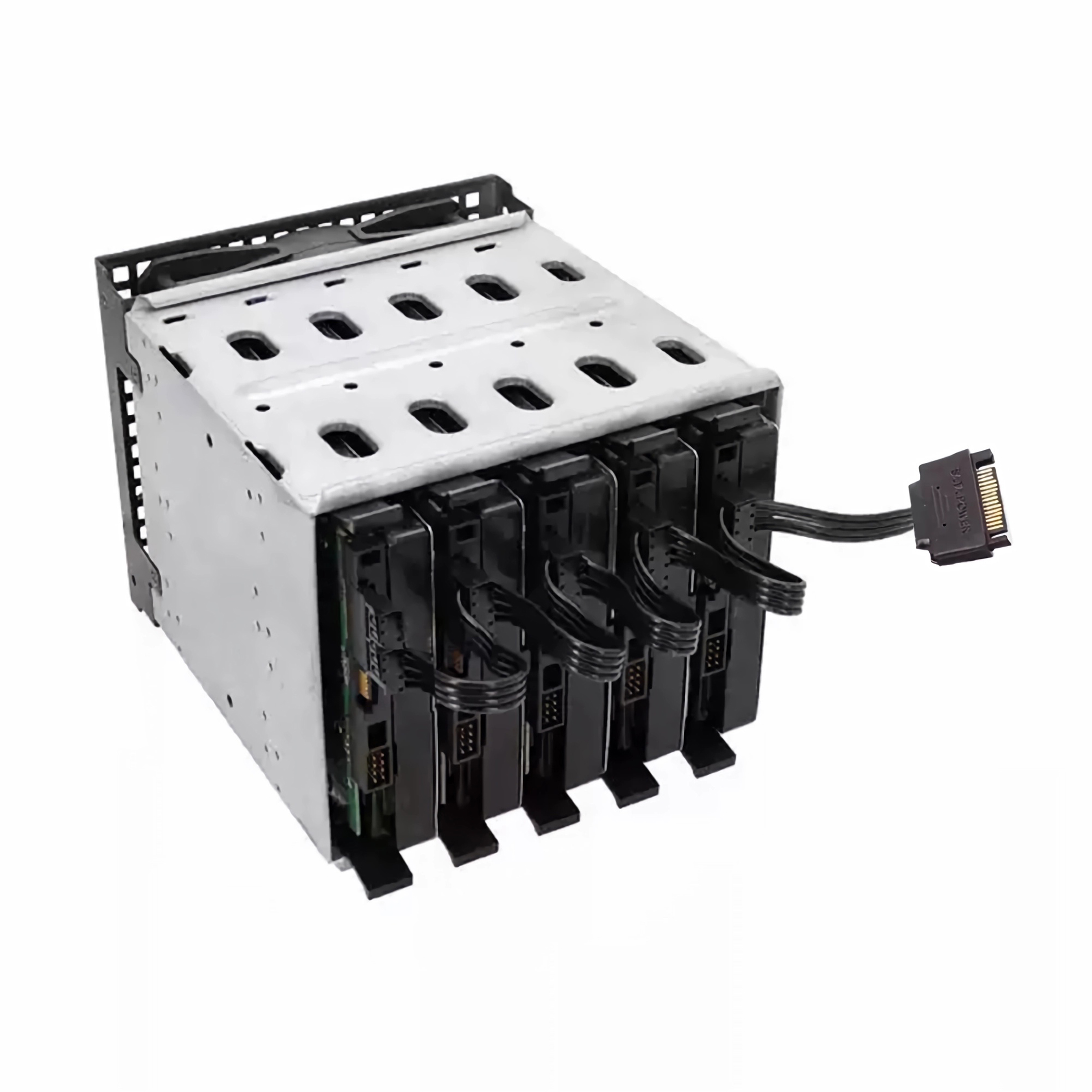 Festplattengehäuse mit 6 schwarzen Laufwerken. Es hat ein schwarzes Stromkabel und einen Stecker. Weißer Hintergrund.
