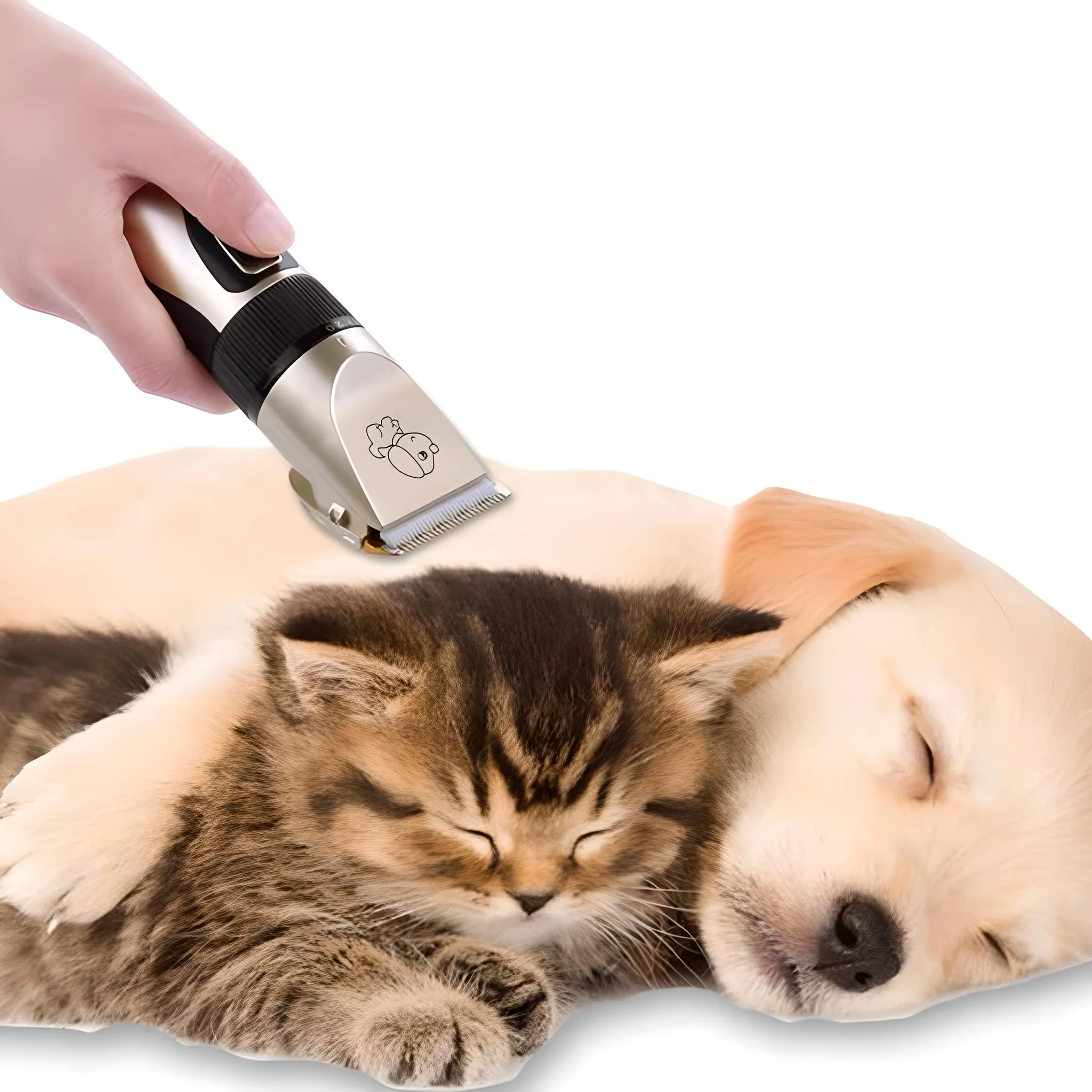 Eine Hand, die einen Trimmer verwendet, um eine schlafende Katze und einen Welpen zu trimmen.