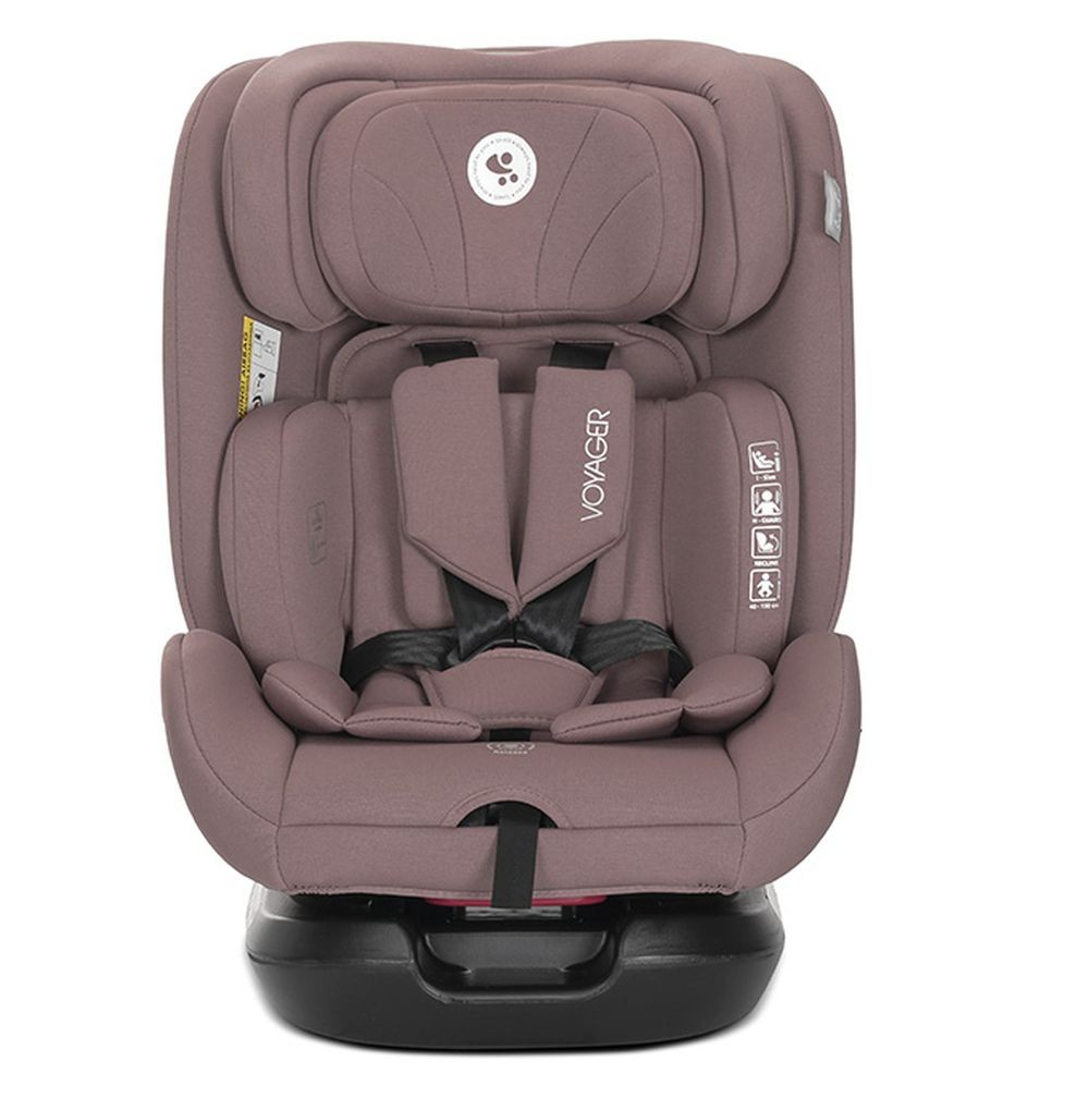 Taupe Voyager Autositz, schwarze Basis, schwarze Gurte und Sicherheitssymbole.