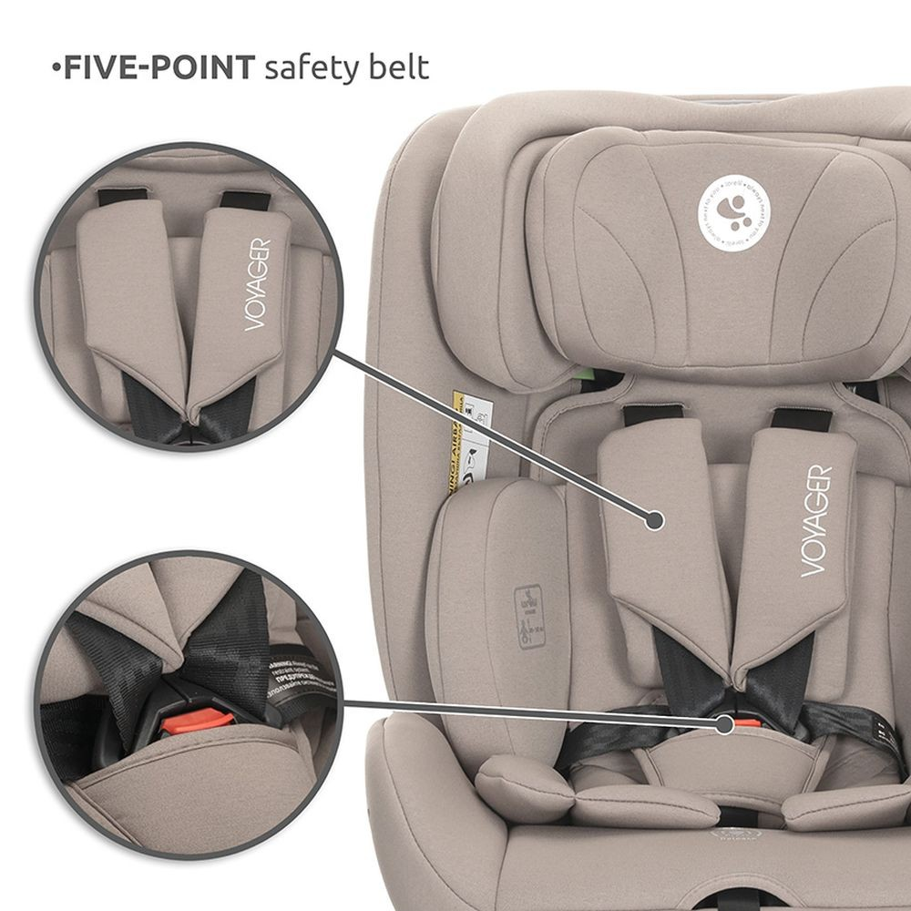 Nahaufnahme eines Kindersitzes mit Details des Fünf-Punkt-Sicherheitsgurtsystems.