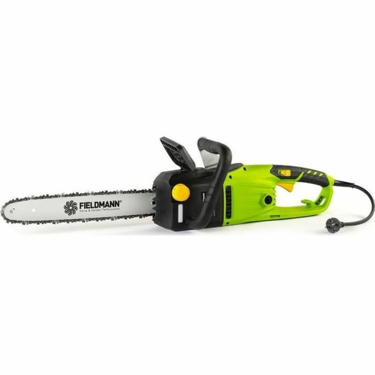 Grüne und schwarze Kettensäge. Netzkabel angeschlossen. Der Griff ist grün. Die Klinge ist silberfarben. Weißer Hintergrund.