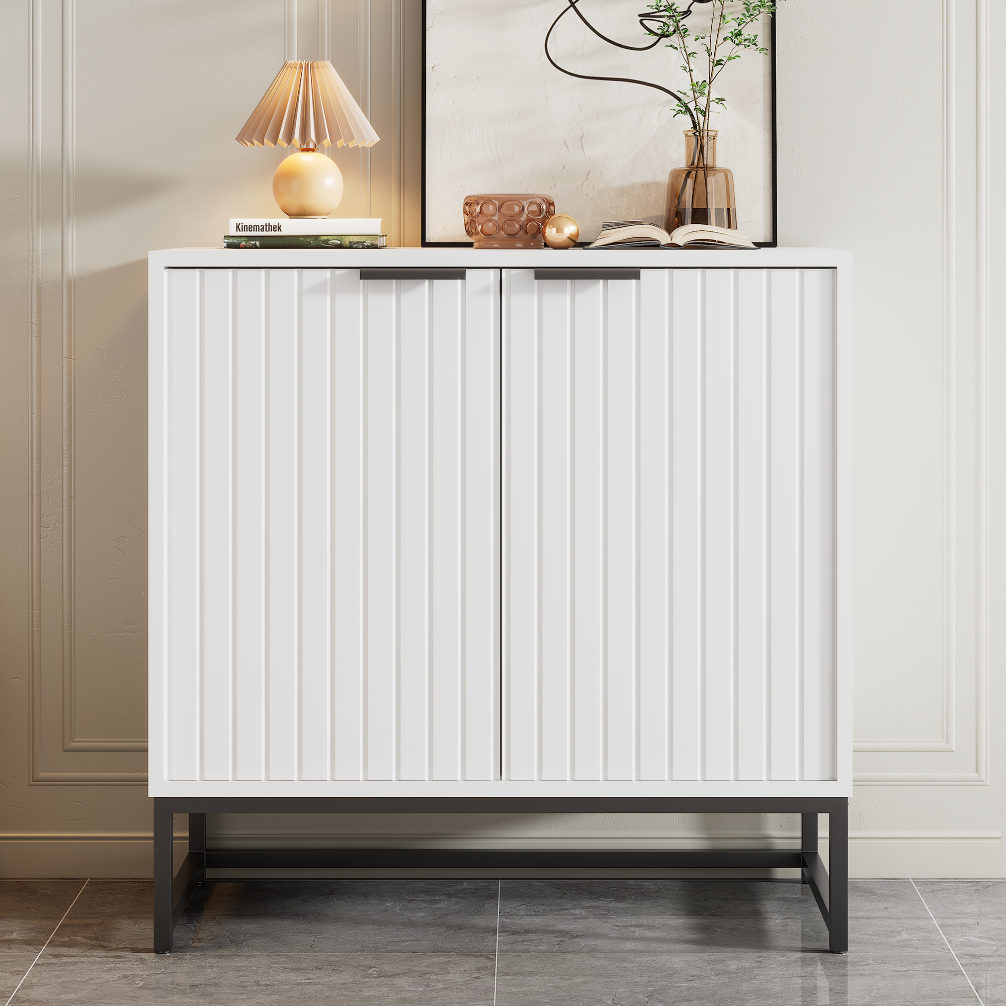 Weißer Schrank mit schwarzen Griffen und Beinen, oberes Regal mit Dekoration.
