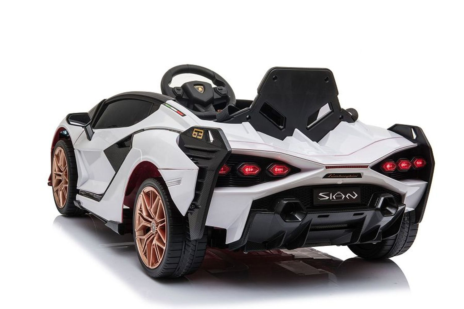 Weißes und schwarzes Spielzeugauto mit offenem Dach, goldenen Rädern und dem Wort 'Sian'.