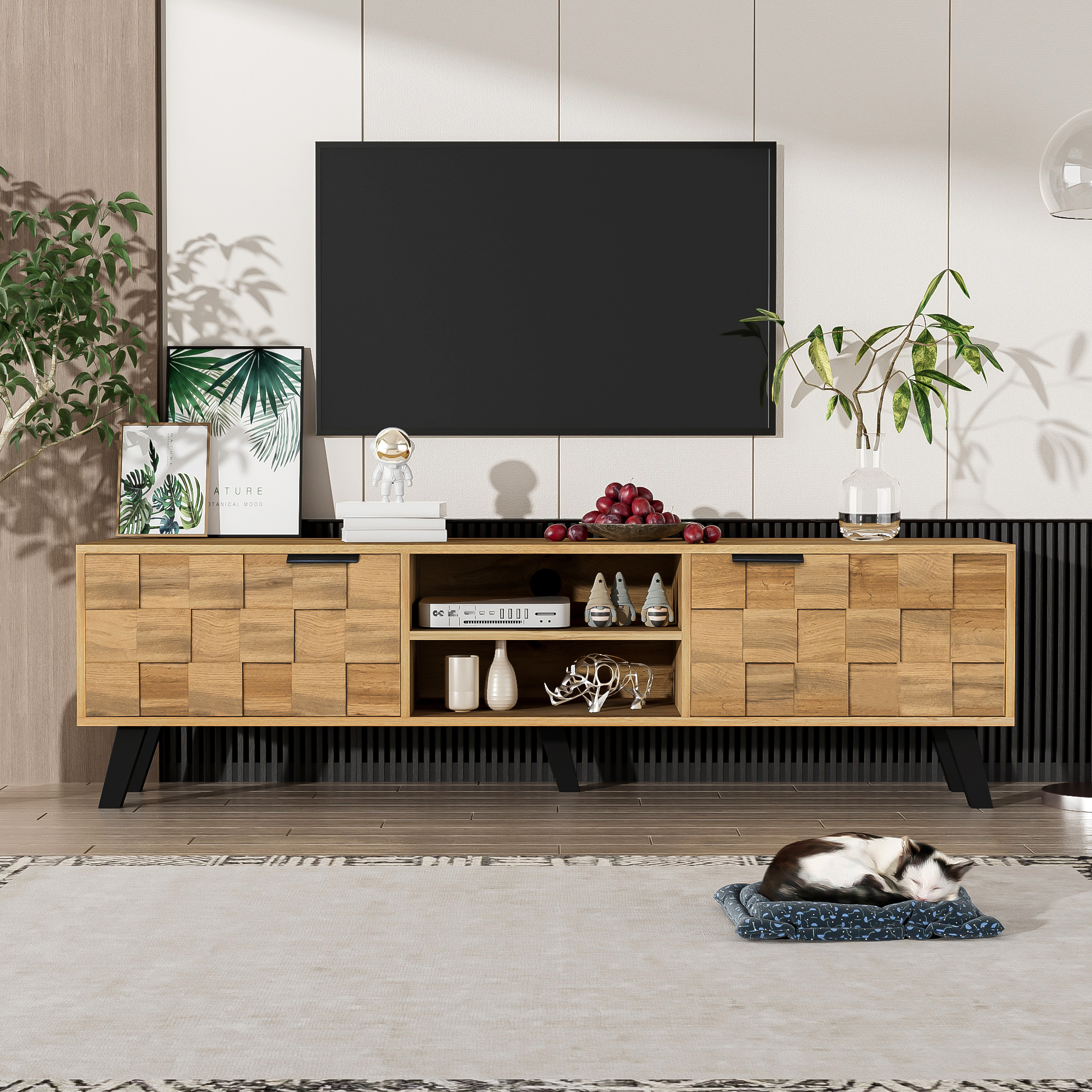 TV-Ständer aus Holz mit dekorativer Front, Fernseher oben und Dekoration auf Teppich.