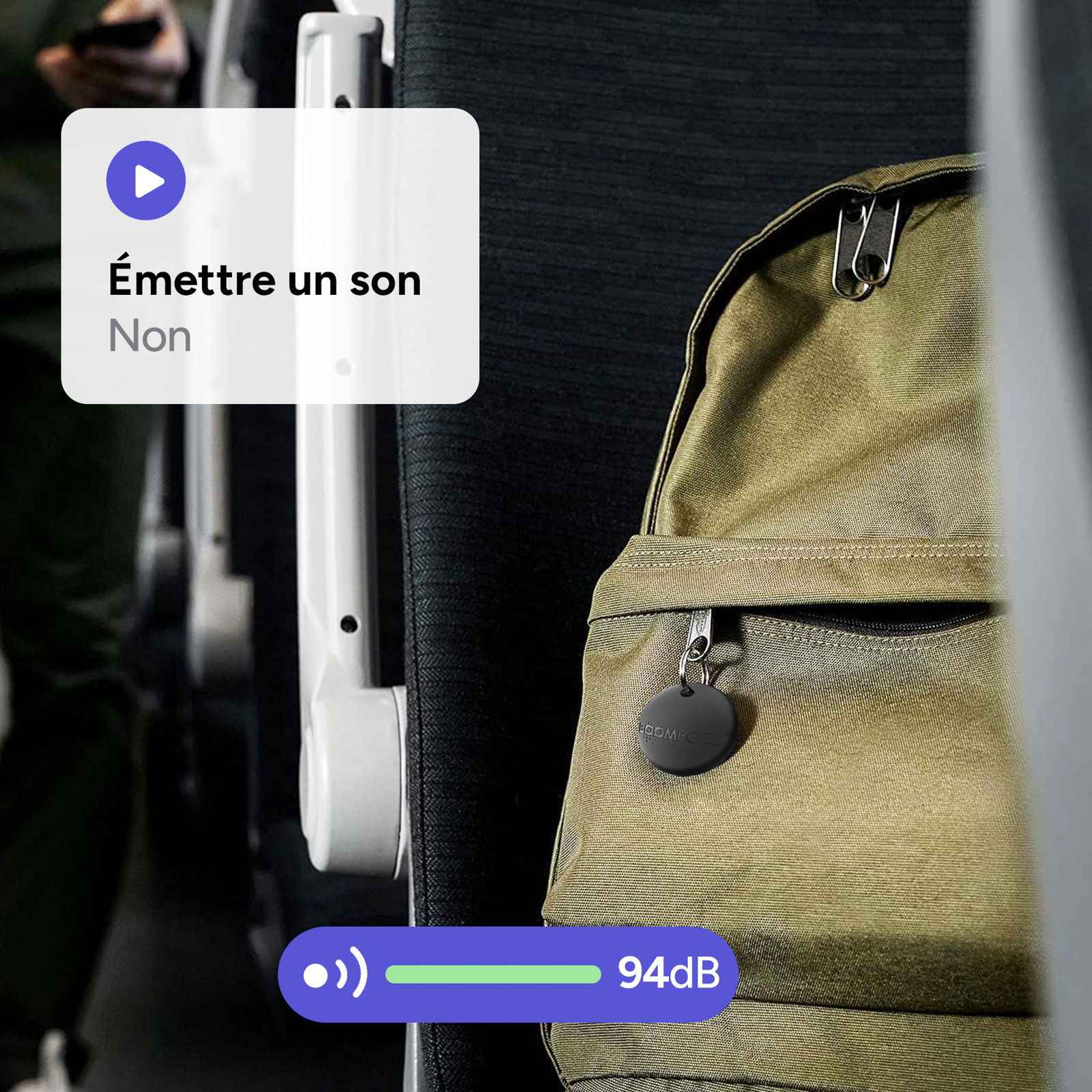 Un tag Boompods nero attaccato a una tracolla, che mostra il livello sonoro a 94dB e un pulsante di riproduzione.