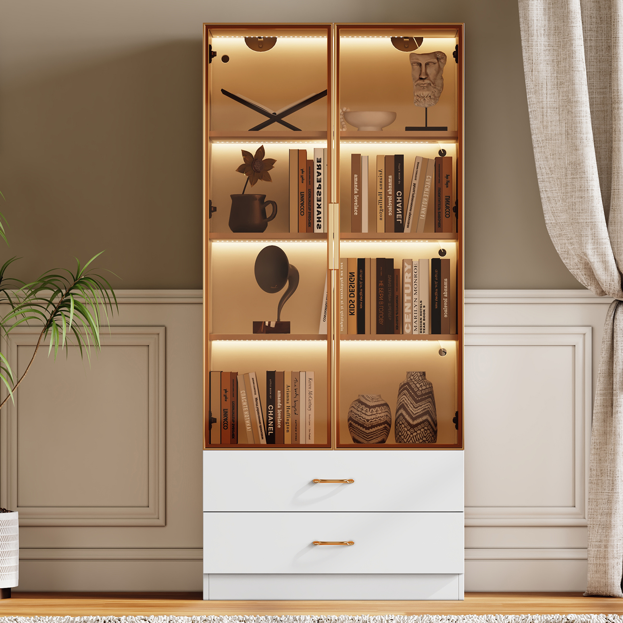 Ein Holzschrank mit Glastüren, Büchern und Dekorationsartikeln im Inneren. Eine Pflanze steht auf dem Boden.