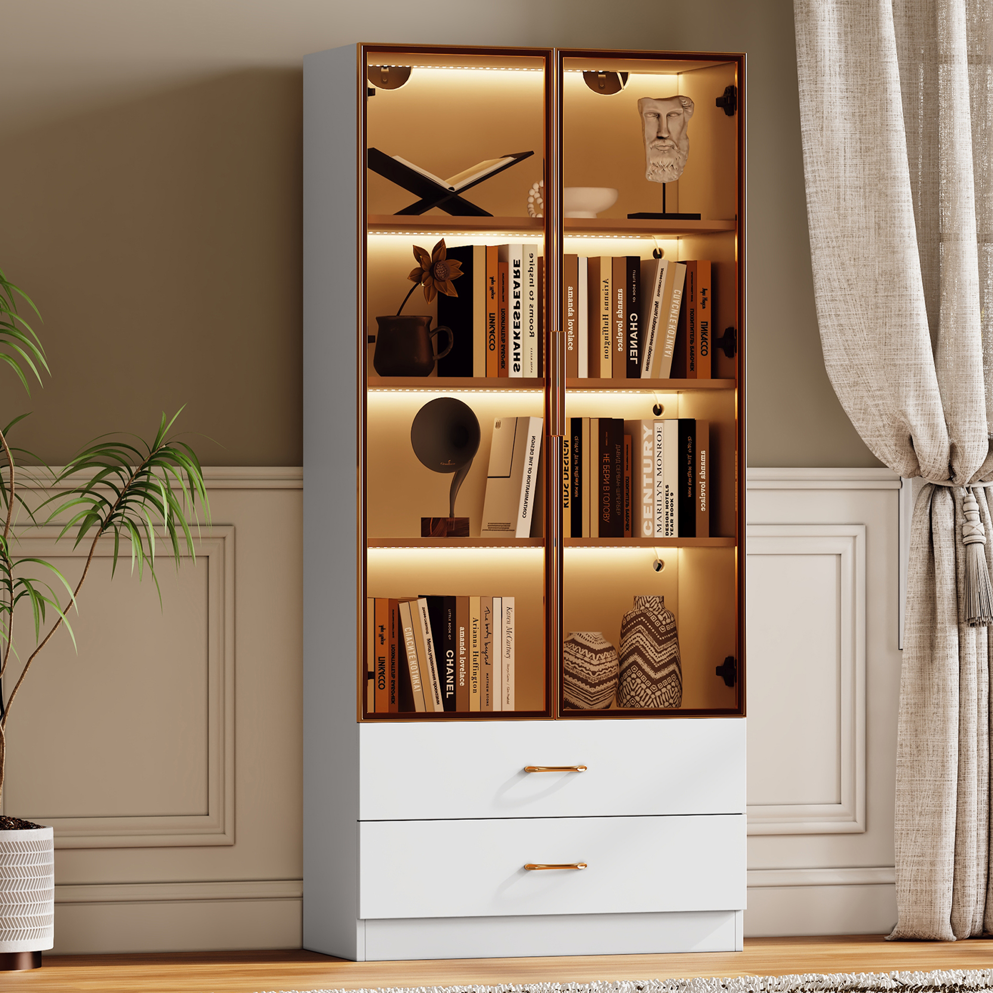 Holzschrank mit Glastüren, Büchern und Dekorationsartikeln. Eine Pflanze und ein Vorhang im Hintergrund.