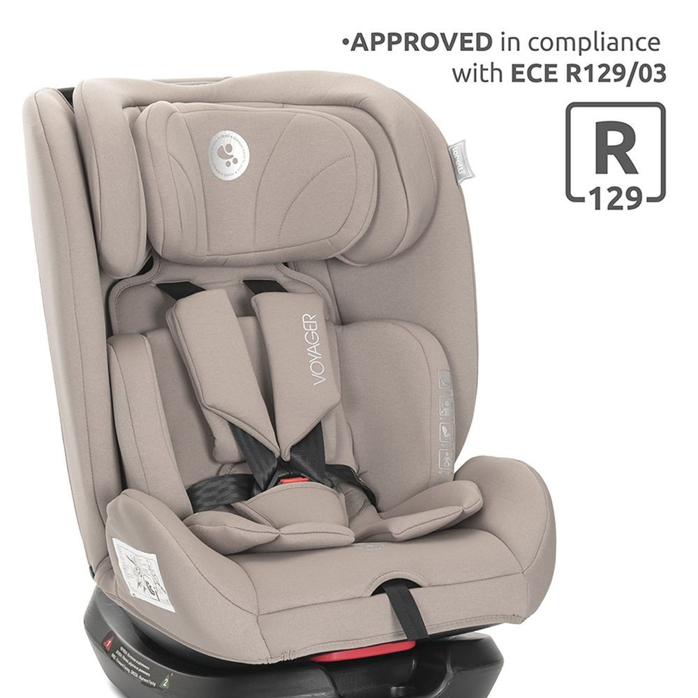 Beiger Baby-Autositz mit Sicherheits- und Konformitätsinformationen. Das Etikett lautet R-129.