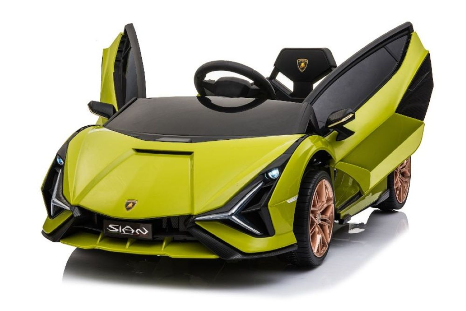 Hellgrünes Spielzeugauto mit geöffneten Flügeltüren auf weißem Hintergrund.