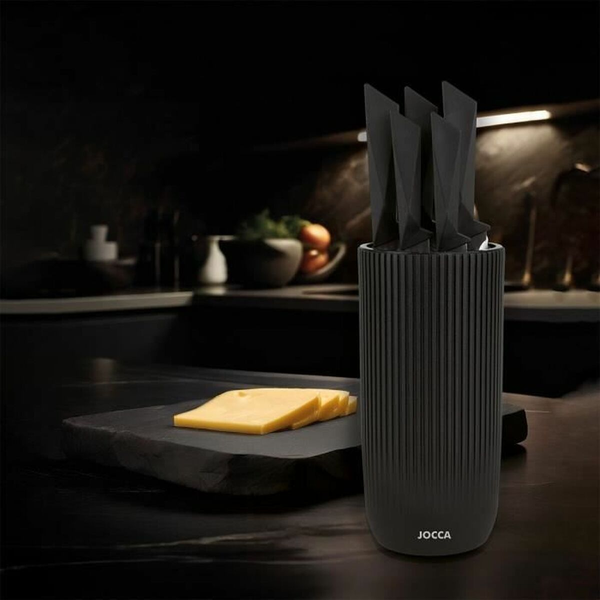 Schwarze Messer in einem schwarzen Halter, Käse auf einem Holzbrett, dunkler Küchenhintergrund.