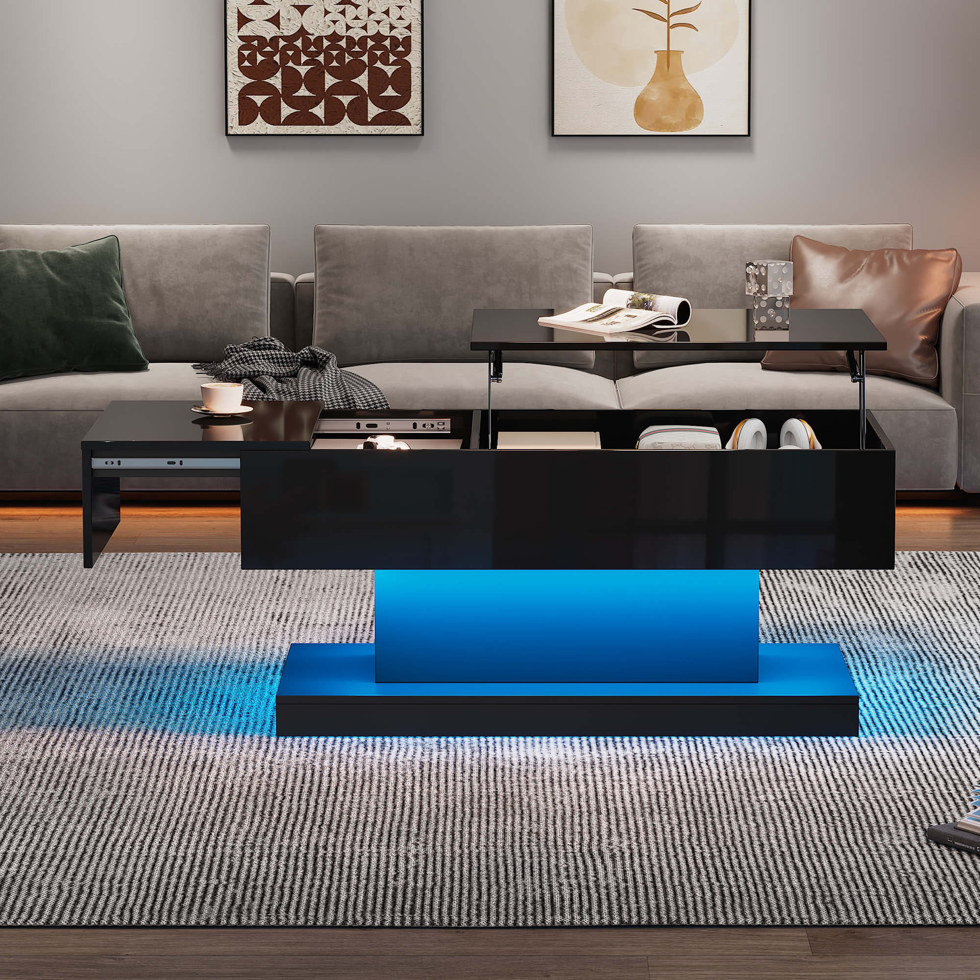 Schwarzer Couchtisch mit Hubtisch, offen. Blaues Licht unter der Basis. Sofas, Lampen und andere Gegenstände im Hintergrund.
