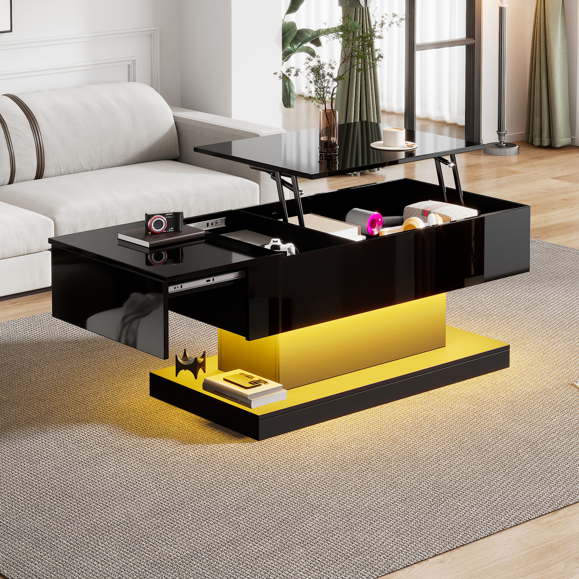 Schwarzer Couchtisch mit Hubtisch, offen. Goldene Basis. Sofas, Lampen und andere Gegenstände im Hintergrund.
