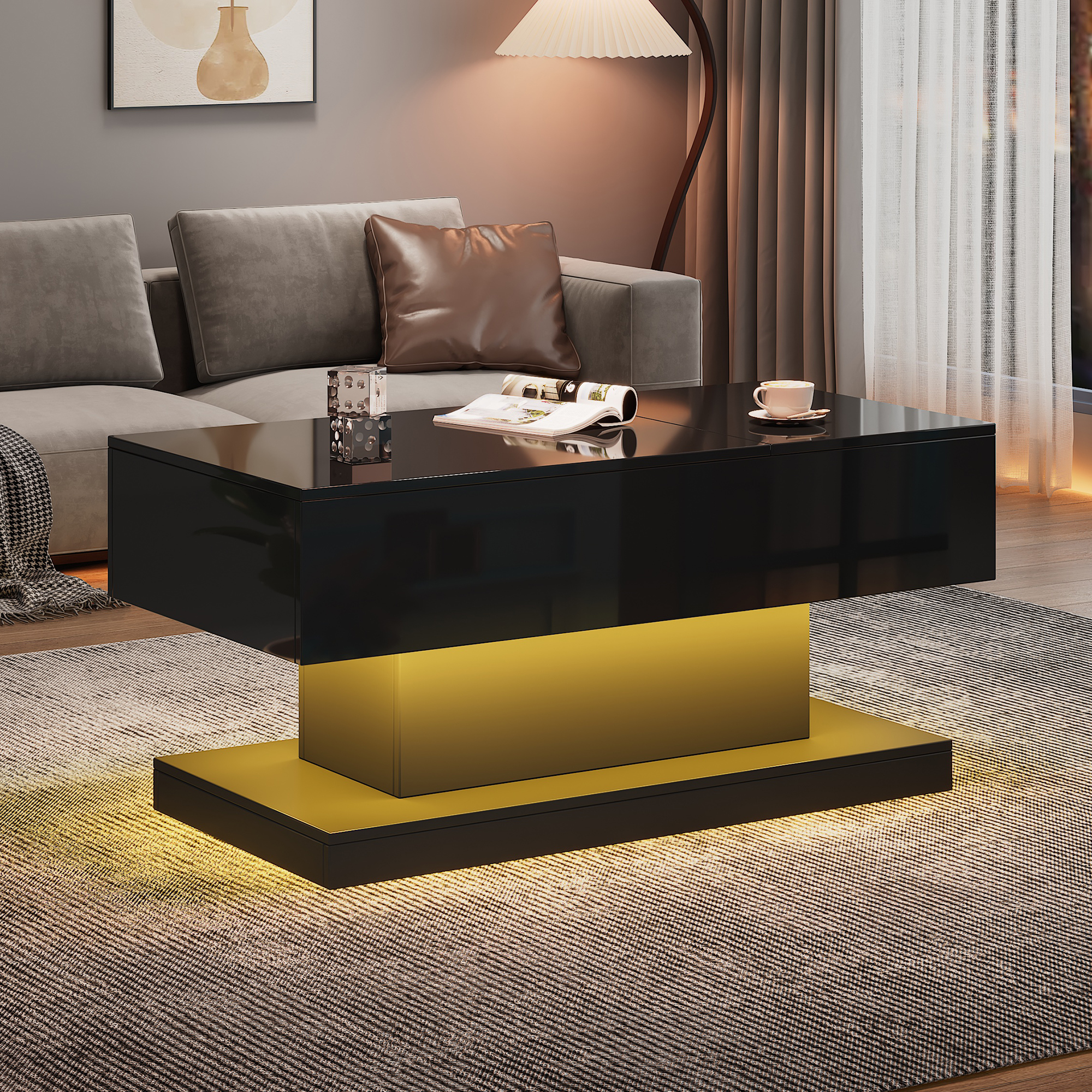 Schwarzer Couchtisch mit Hubtisch, offen. Goldene Basis. Sofas, Lampen und Fenster im Hintergrund.