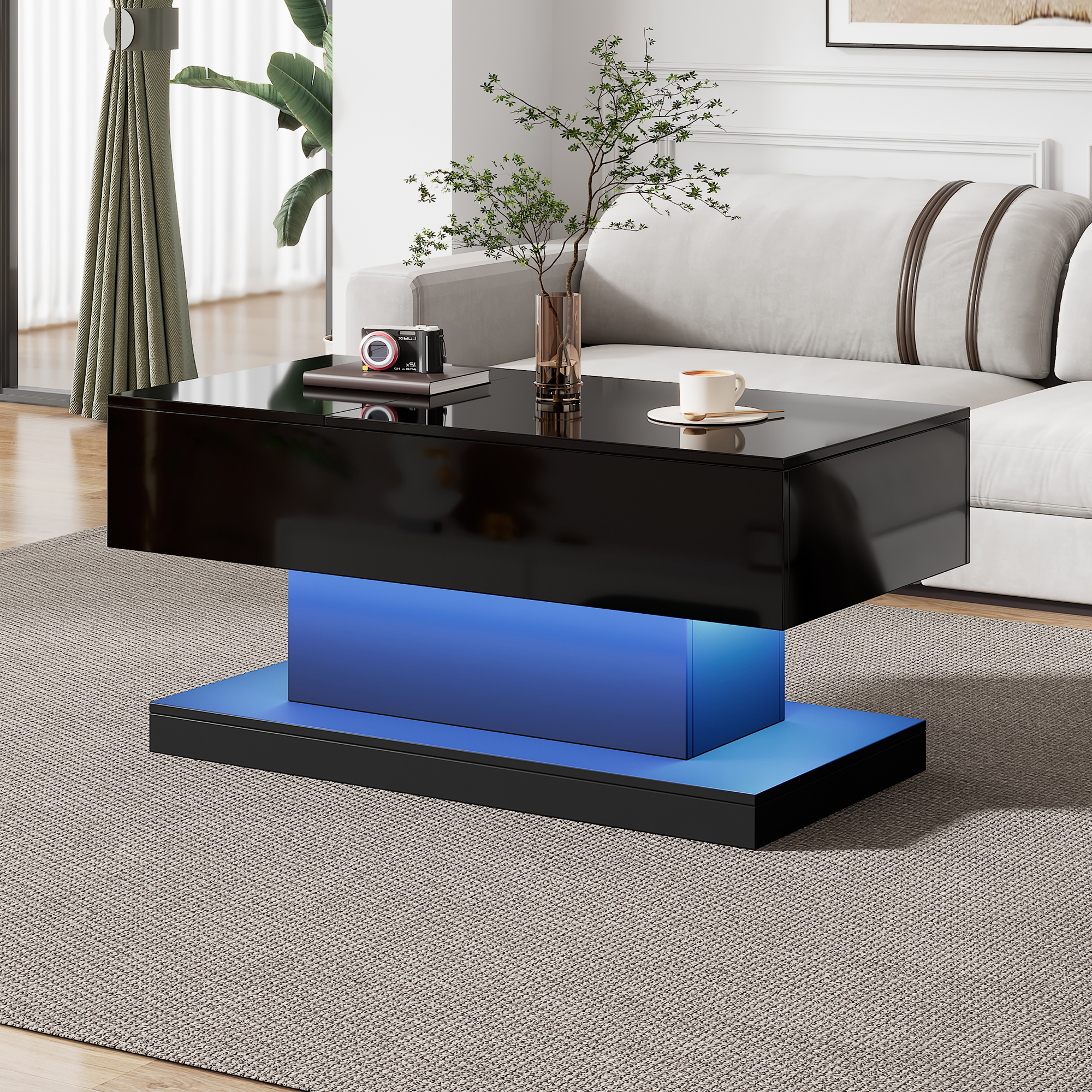 Ein schwarzer Couchtisch mit zentralem blauem Licht. Er hat eine schwarze Oberfläche und einen schwarzen Sockel. Ein Teppich darunter.