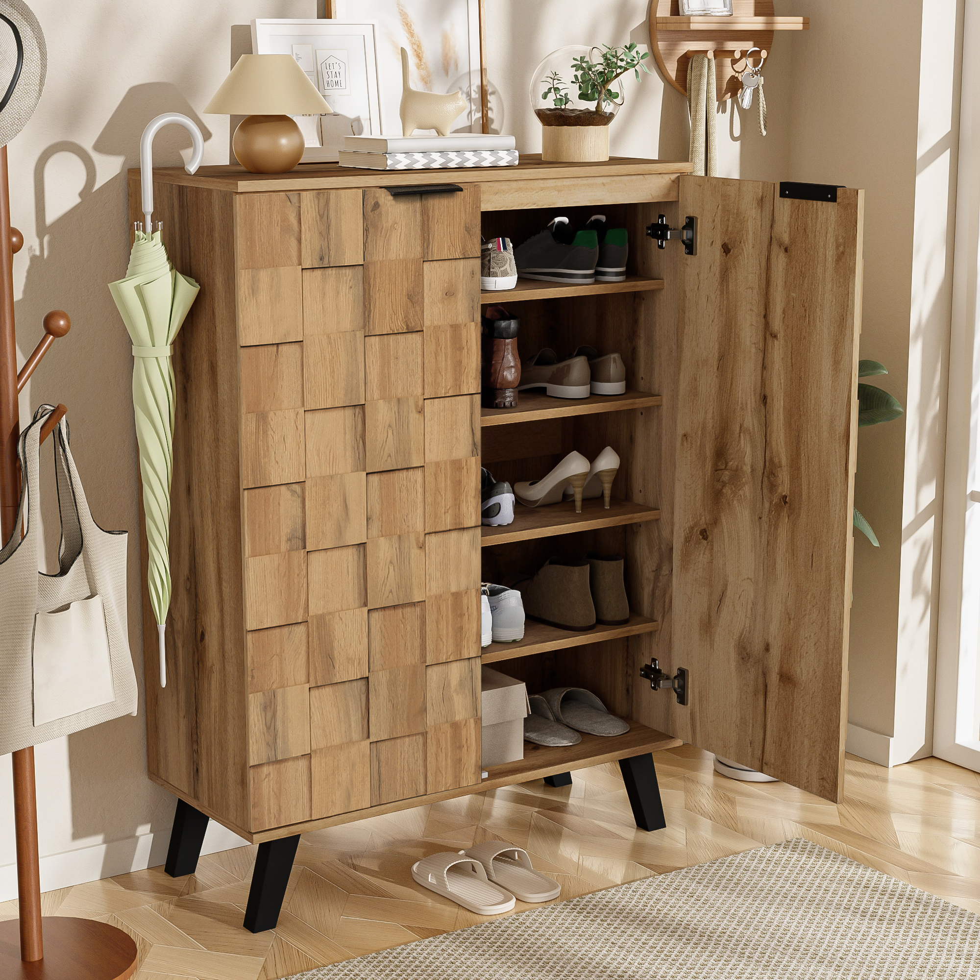 Schuhschrank aus Holz mit offenen Türen. Schuhe sind in den Regalen zu sehen. Ein Schirm und eine Garderobe sind links.