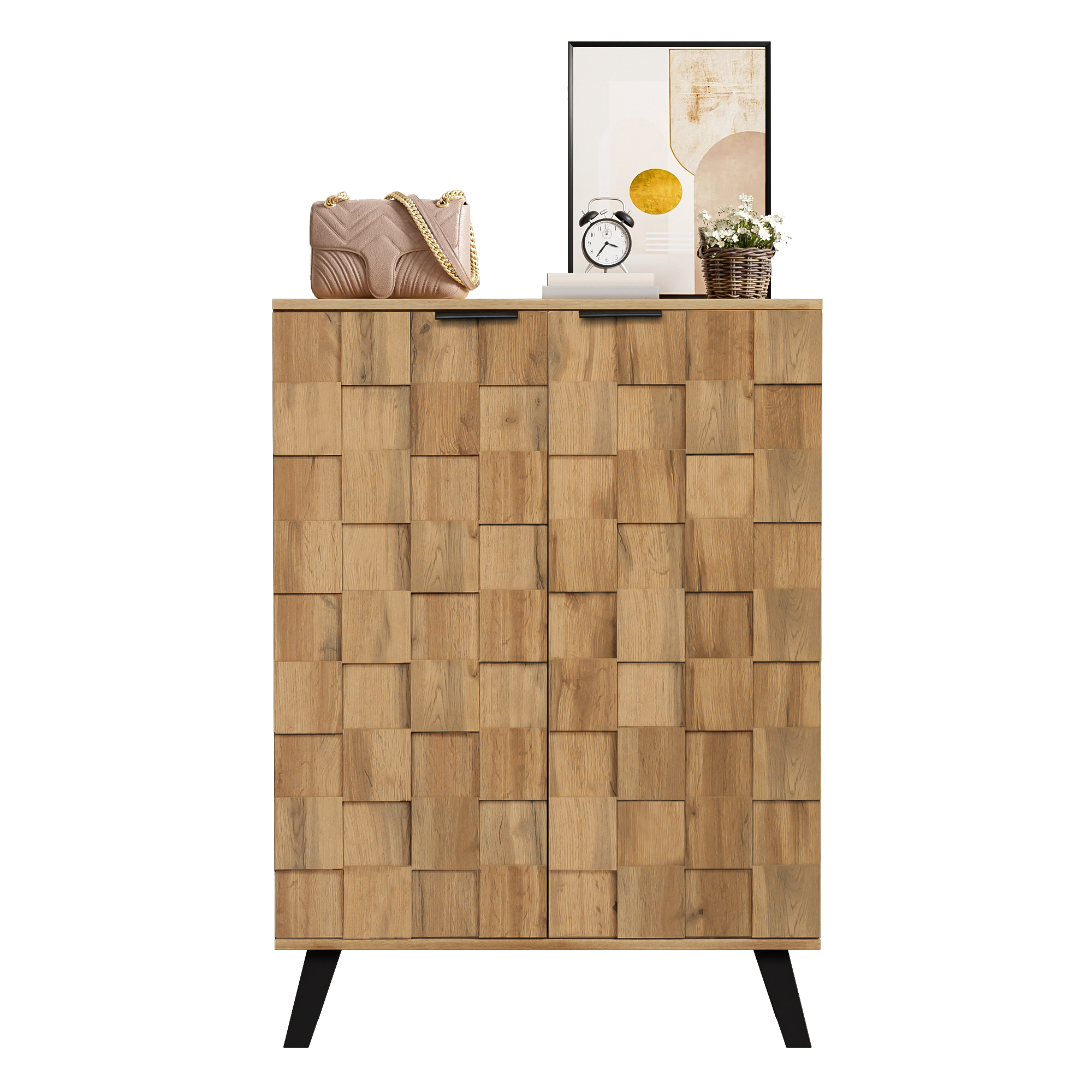 Ein Holzschrank mit Gegenständen darauf, darunter eine Tasche, eine Uhr und Blumen.